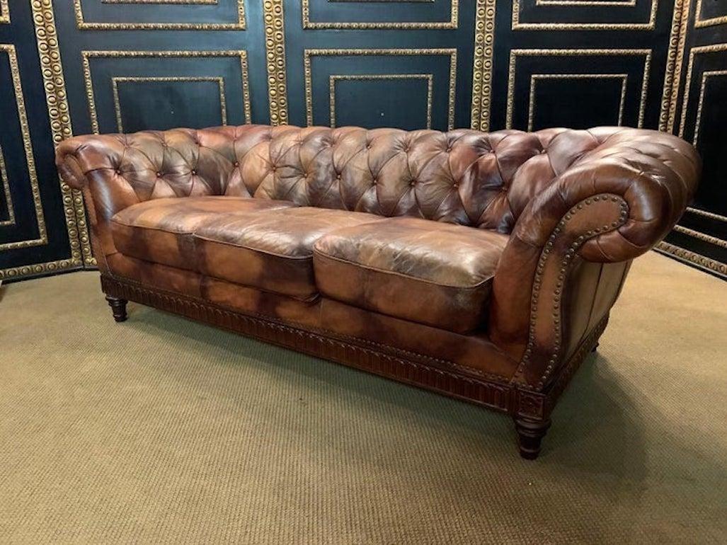 Seltene und ungewöhnliche Vintage Chesterfield Set in Kuh-Muster Leder und Holzrahmen im Angebot 13