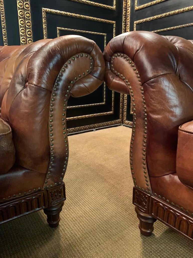 Ensemble rare et inhabituel Chesterfield vintage en cuir et cadre en bois à motif de vache en vente 13