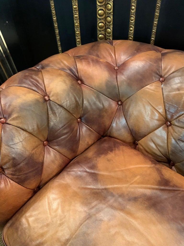 Ensemble rare et inhabituel Chesterfield vintage en cuir et cadre en bois à motif de vache en vente 3