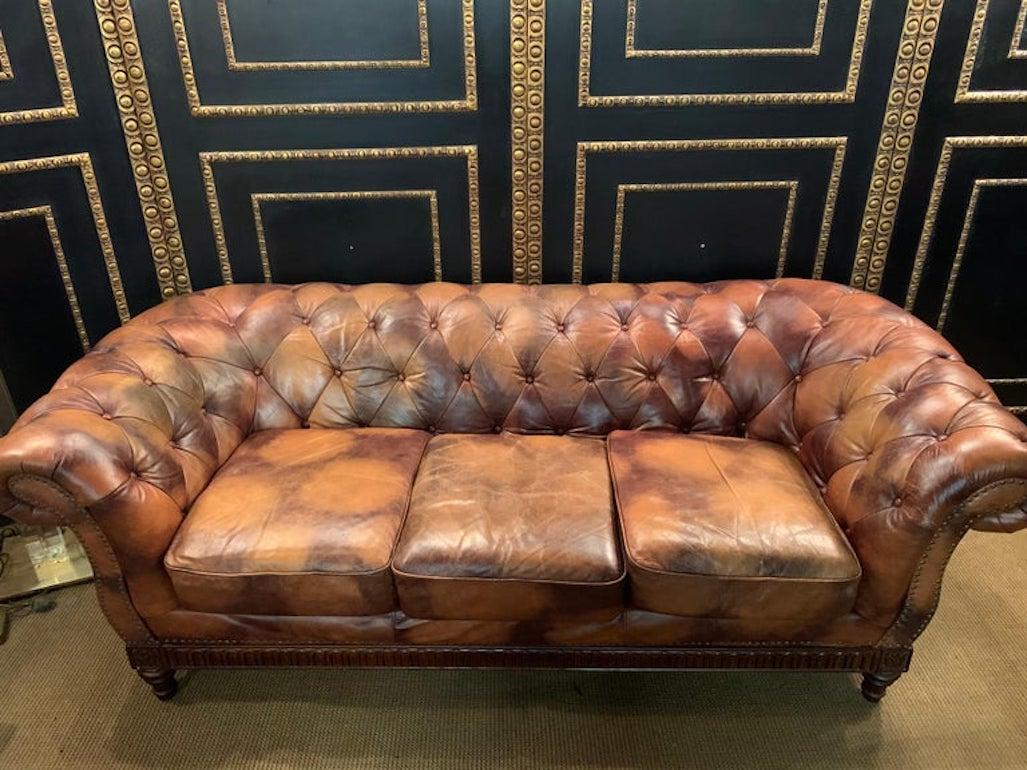 Seltenes und ungewöhnliches Chesterfield-Sofa im Vintage-Stil aus Leder und Holzrahmen mit Kuhmuster im Angebot 8