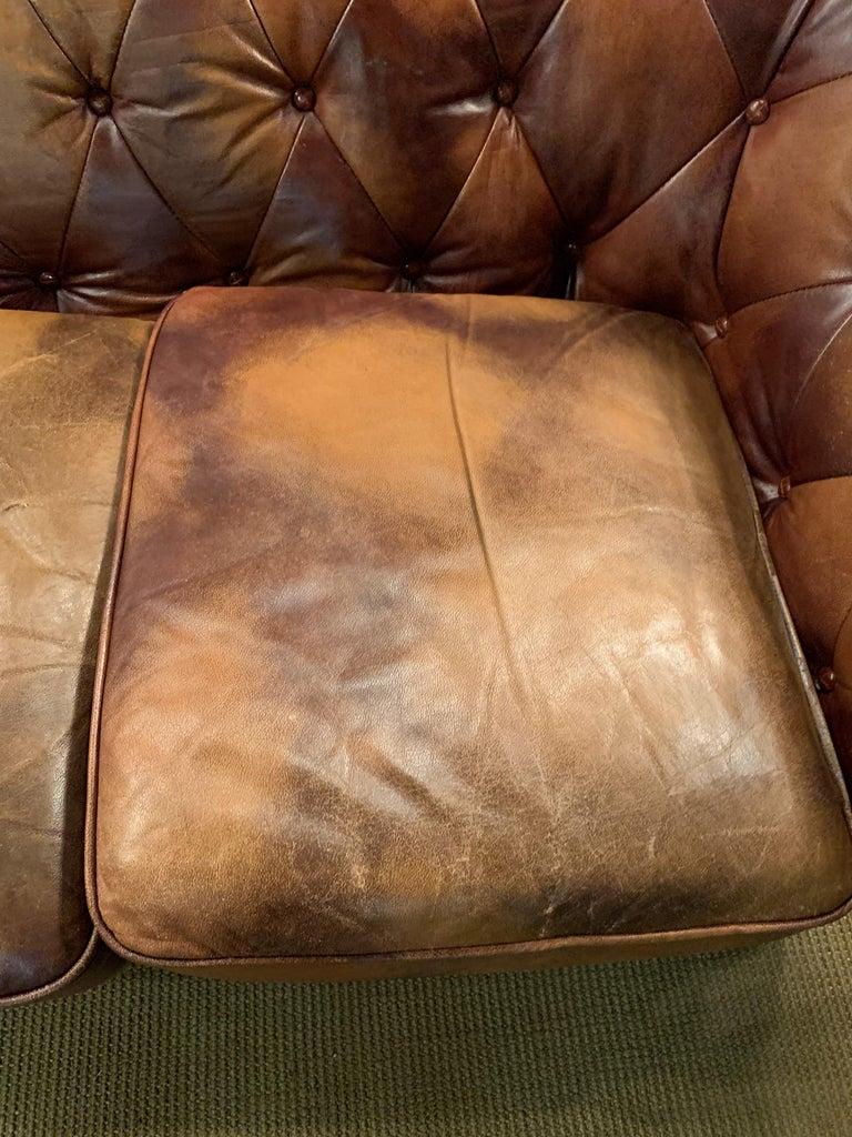 Seltenes und ungewöhnliches Chesterfield-Sofa im Vintage-Stil aus Leder und Holzrahmen mit Kuhmuster im Zustand „Gut“ im Angebot in Berlin, DE