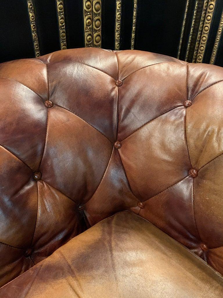 Seltenes und ungewöhnliches Chesterfield-Sofa im Vintage-Stil aus Leder und Holzrahmen mit Kuhmuster (20. Jahrhundert) im Angebot