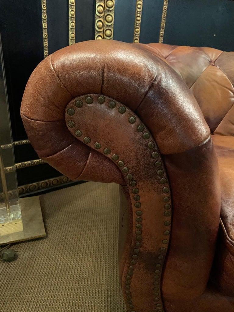 Seltenes und ungewöhnliches Chesterfield-Sofa im Vintage-Stil aus Leder und Holzrahmen mit Kuhmuster im Angebot 1