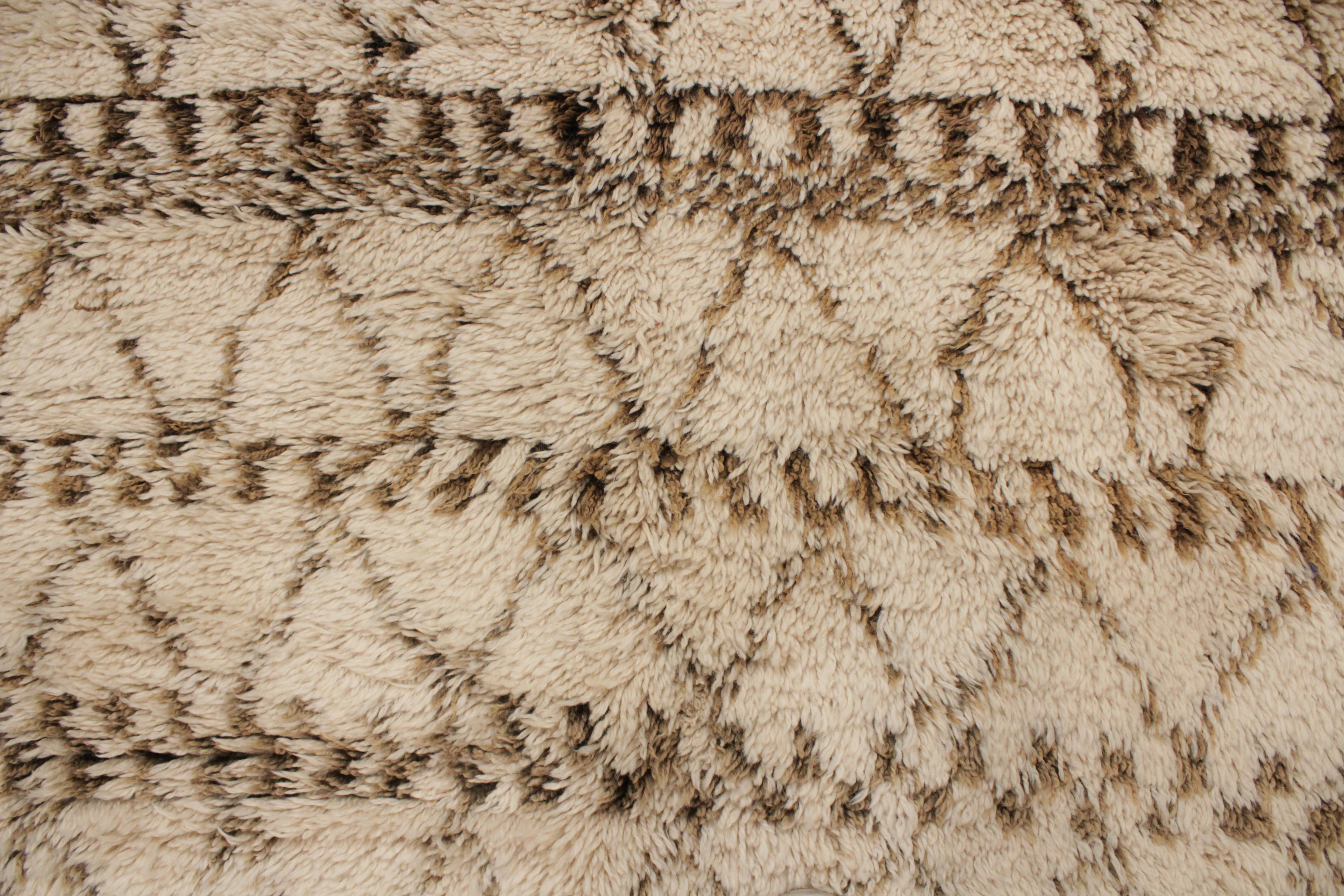 Seltener und ungewöhnlicher Geometrischer Beni Ouarain Marokkanischer Berberteppich Weiß/Mokka im Zustand „Hervorragend“ im Angebot in Milan, IT