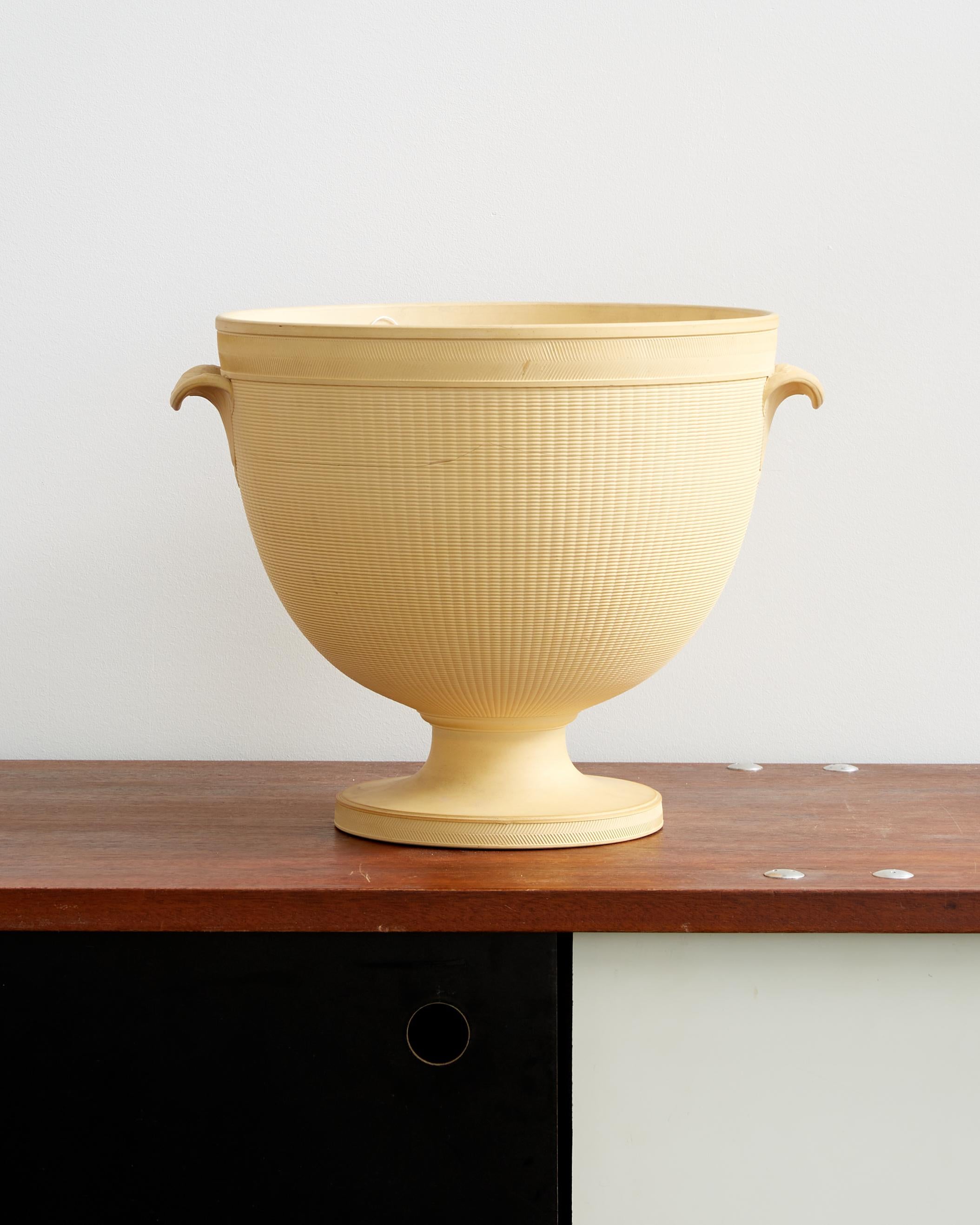 Raro e inusualmente grande cacharro de gres de Wedgwood.

Inglaterra, siglo XIX

Dos asas con decoración foliada en un cuerpo torneado a máquina.

Impreso 