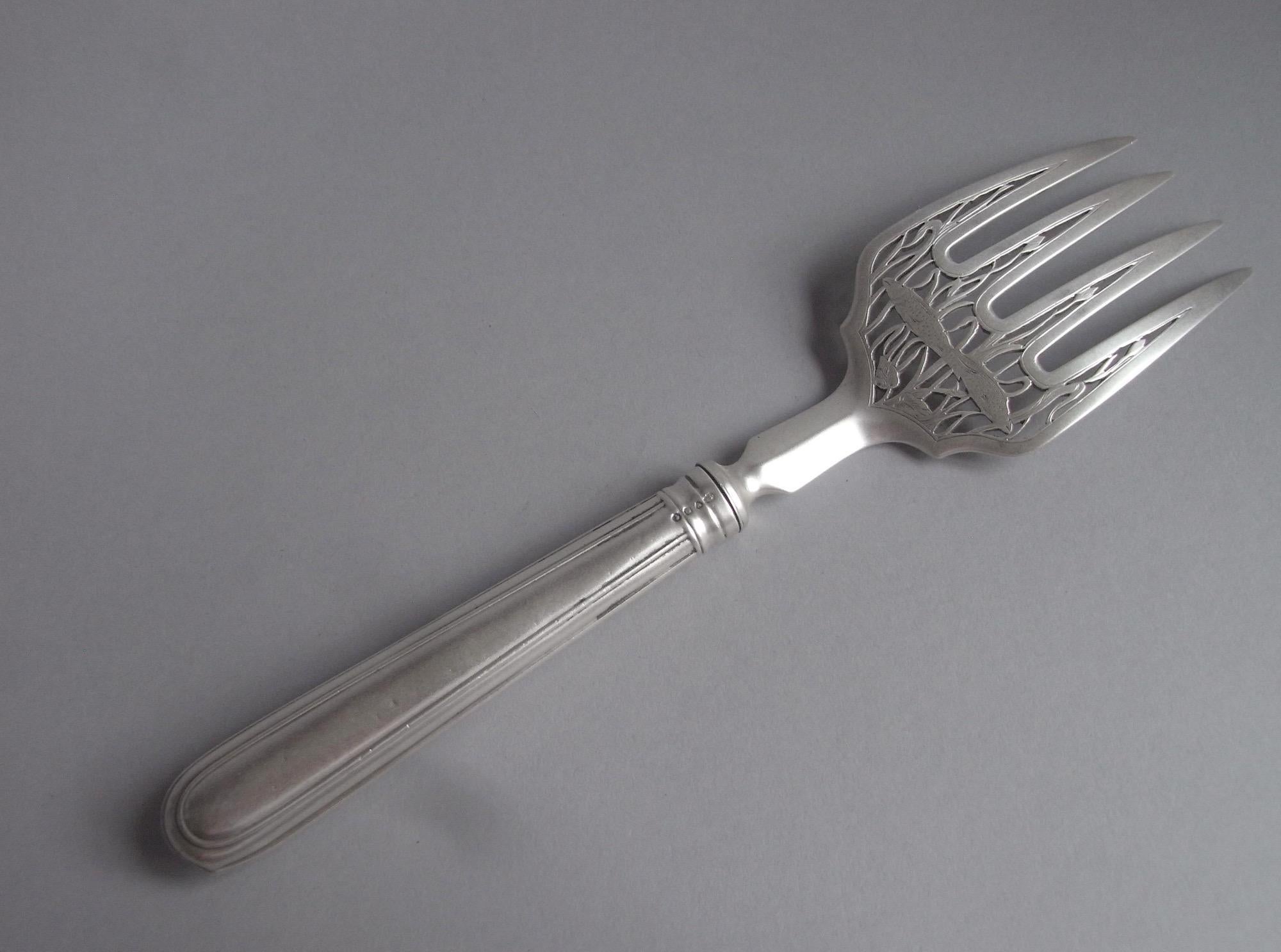 Un Tenedor de Pescado Raro y Muy Fino Fabricado en Londres en 1850 por George Adams.

Esta insólita pieza tiene un mango de hilo inglés antiguo y el tenedor muestra cuatro púas. Las púas, y la sección superior, están inusualmente perforadas y