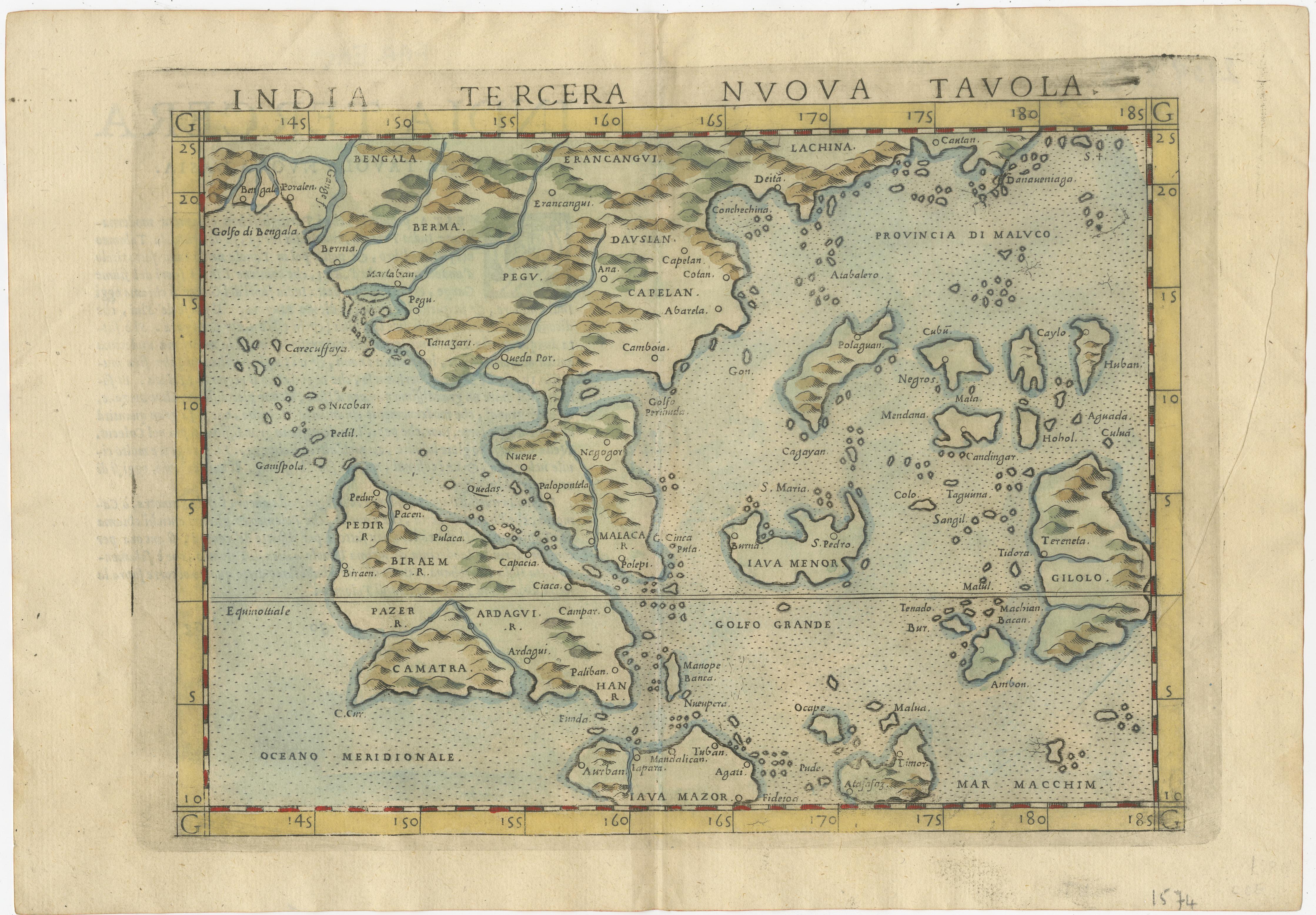 Une très belle impression de cette carte de la péninsule malaise, Sumatra, Java, avec Singapour indiqué comme 'Cinca Pula'. 

Carte très déformée et imprécise réalisée par Girolamo Ruscelli d'après la carte miniature de cette région établie par