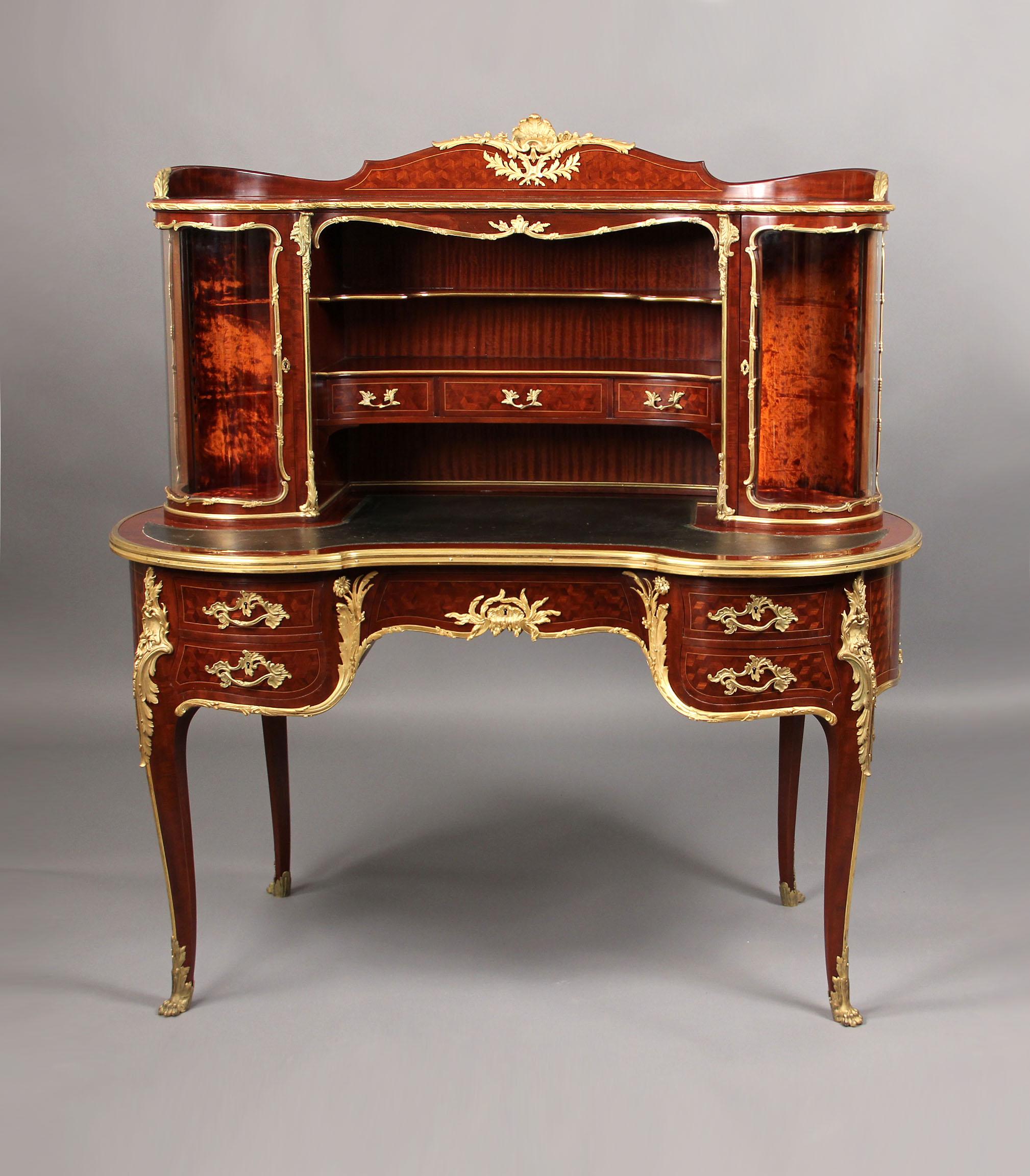 Un raro e molto speciale ufficio a forma di rene a due piani in stile Luigi XV della fine del XIX secolo, montato in bronzo dorato, di François Linke

François Linke

La vetrina superiore con piano sagomato, sormontato da una galleria a tre quarti