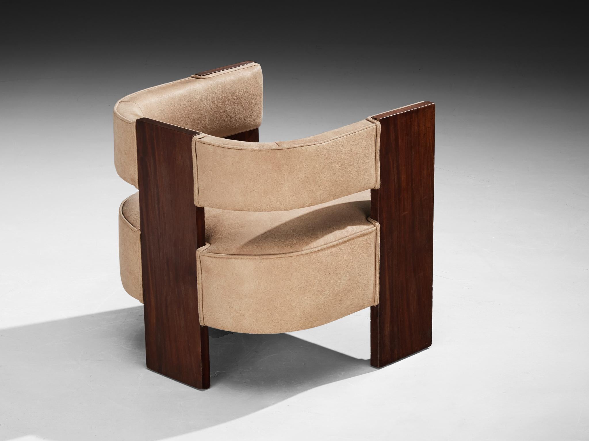 André Sornay, Sessel, Mahagoni, Wildleder, Frankreich, um 1930

Dieser seltene Sessel von André Sornay ist ein Beispiel für seine architektonische Herangehensweise an das Möbeldesign. Er entstand auf dem Höhepunkt der Art-Déco-Bewegung und in einem