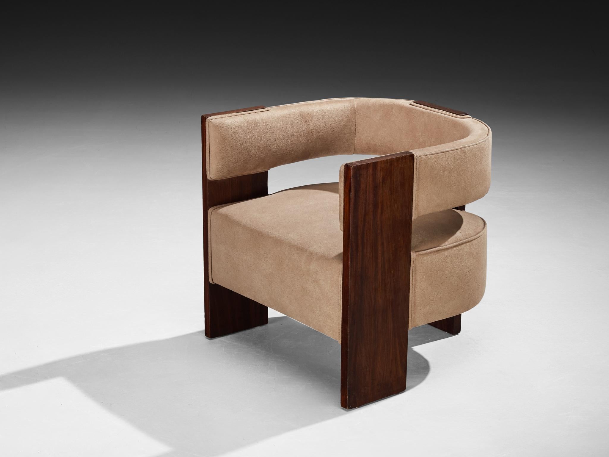 Seltener geschwungener Sessel von André Sornay aus Mahagoni und beigem Wildleder (Französisch) im Angebot