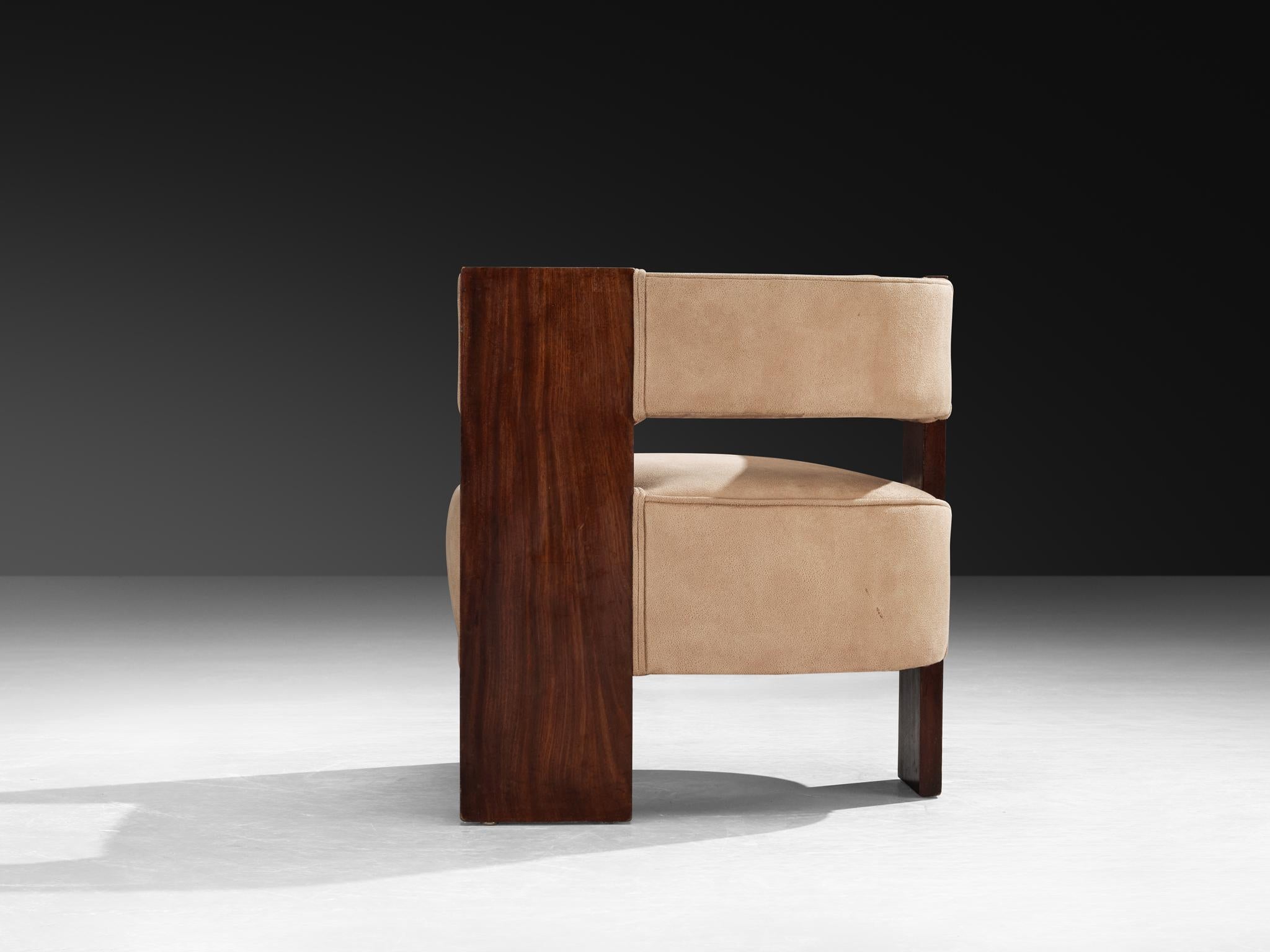 Seltener geschwungener Sessel von André Sornay aus Mahagoni und beigem Wildleder (Mitte des 20. Jahrhunderts) im Angebot