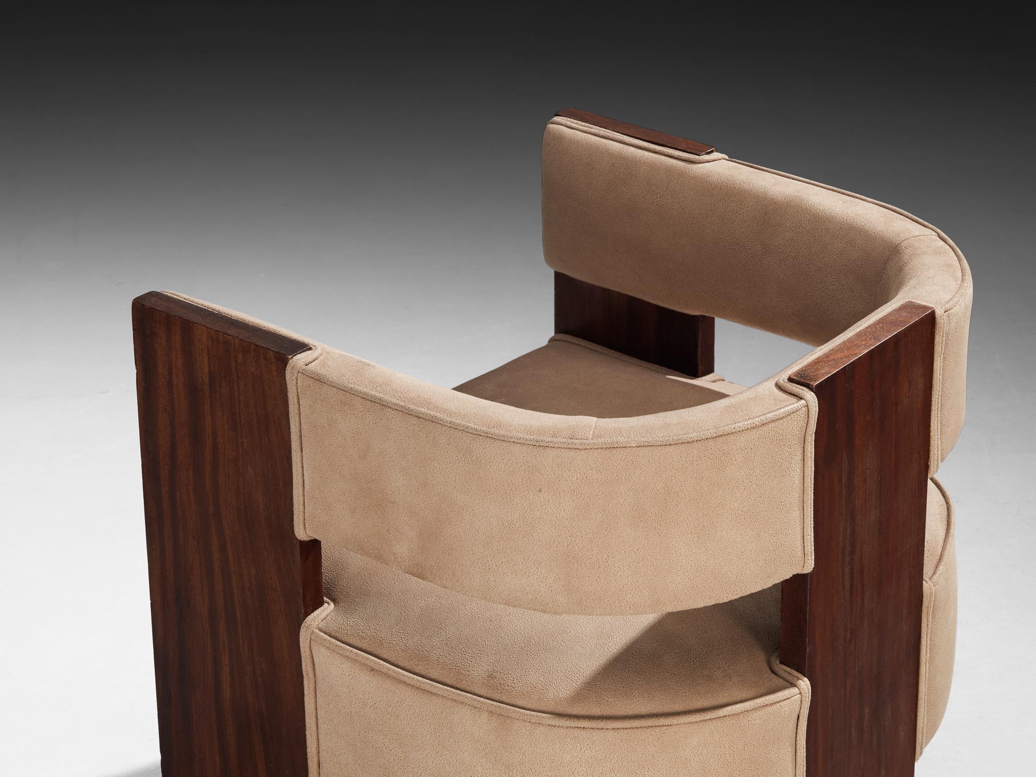 Seltener geschwungener Sessel von André Sornay aus Mahagoni und beigem Wildleder im Angebot 1