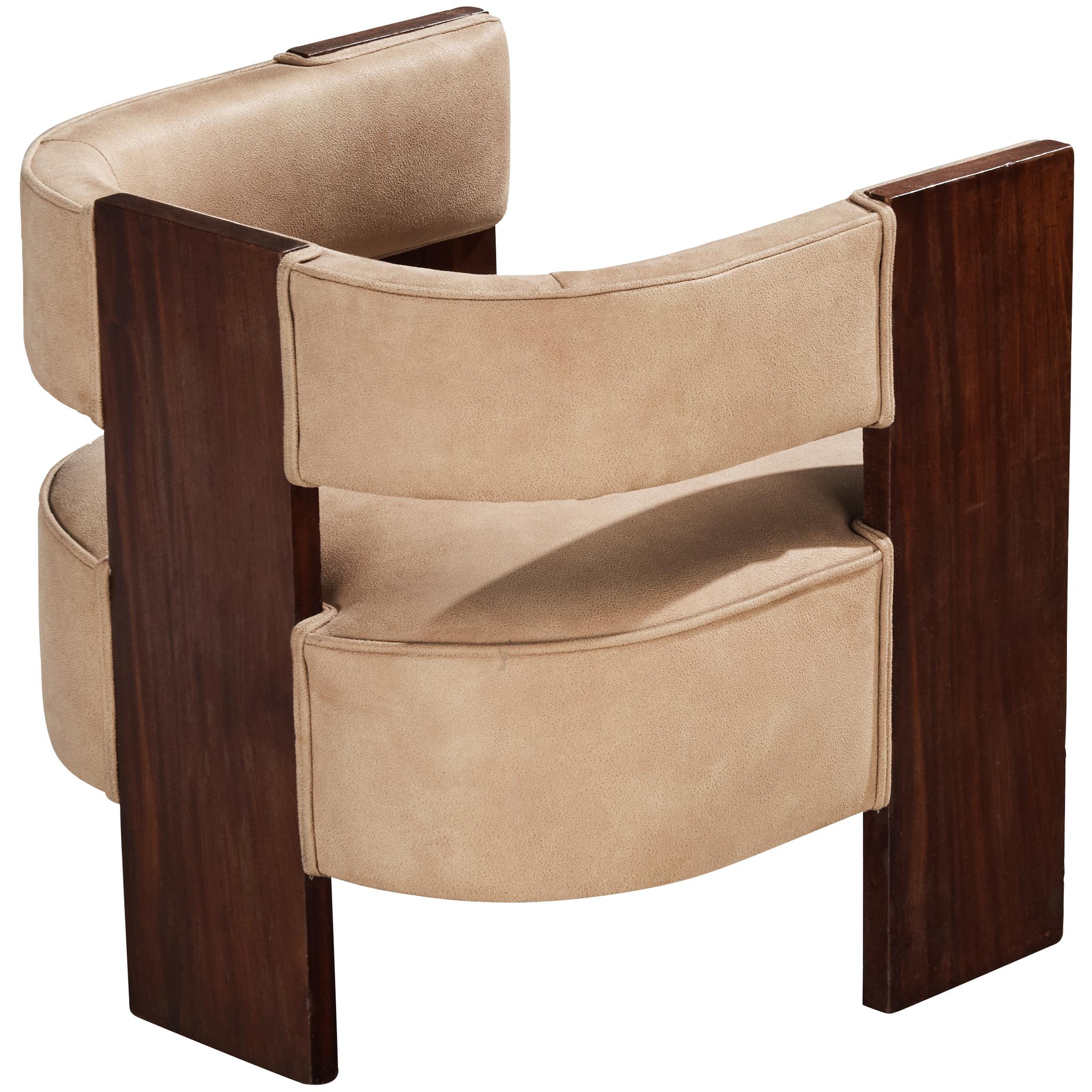 Seltener geschwungener Sessel von André Sornay aus Mahagoni und beigem Wildleder im Angebot