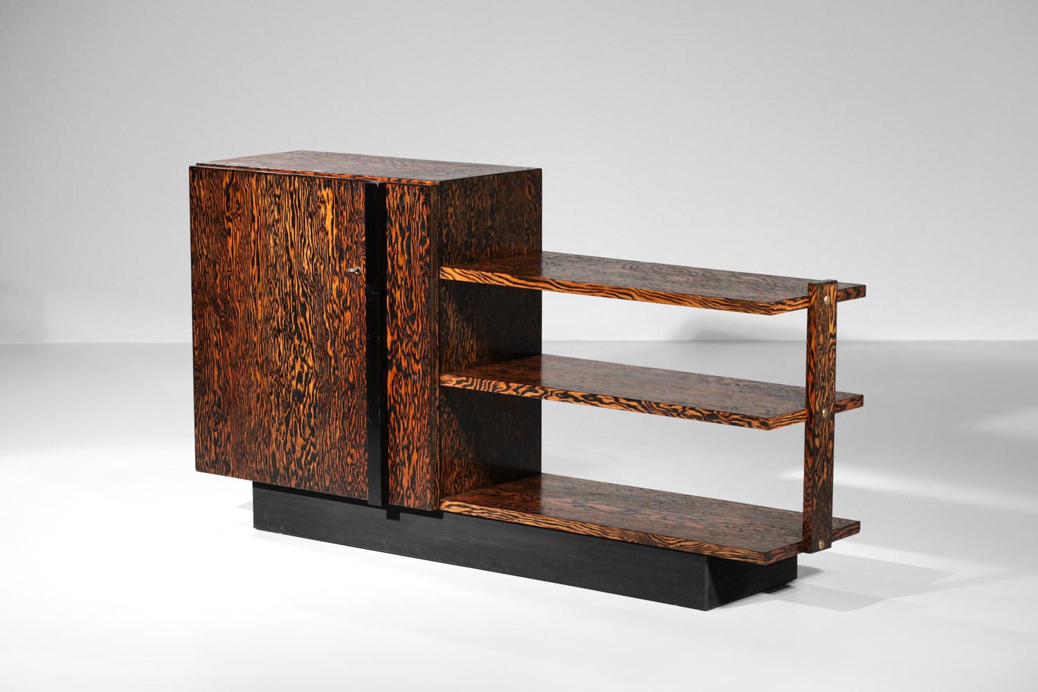 Sideboard of the Lyon designer André Sornay dating from the 40s. Structure in veneered and solid Oregon pine, stained on the bottom of the base in black. The sideboard is composed of a buffet part and a shelf part. Note the beautiful work of