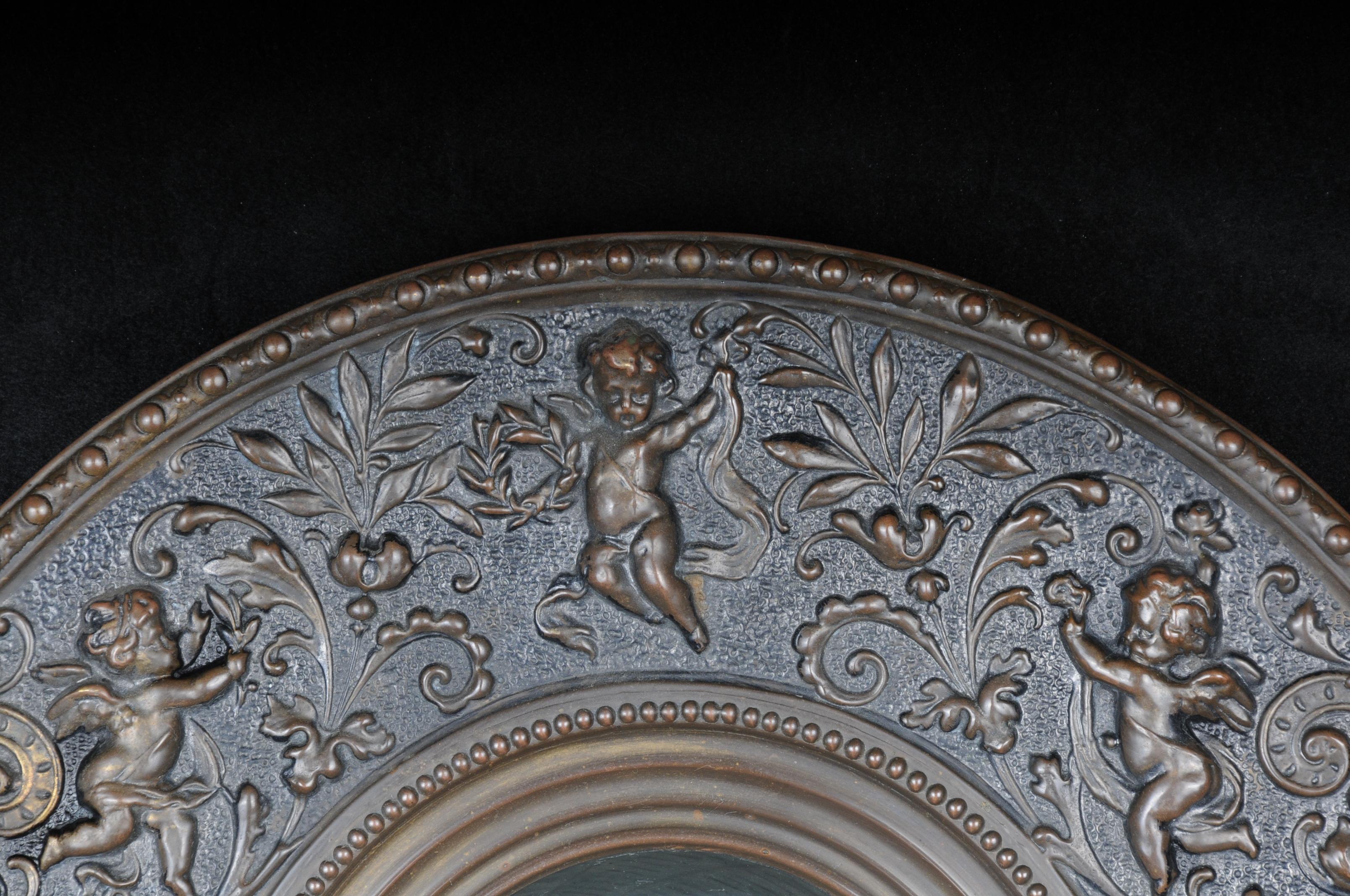 Ungewöhnliches Stück
Messingrelief mit Engeln und mit einem schönen bemalten Porzellanteller
Blick auf die Mönche im Keller

(V-208).