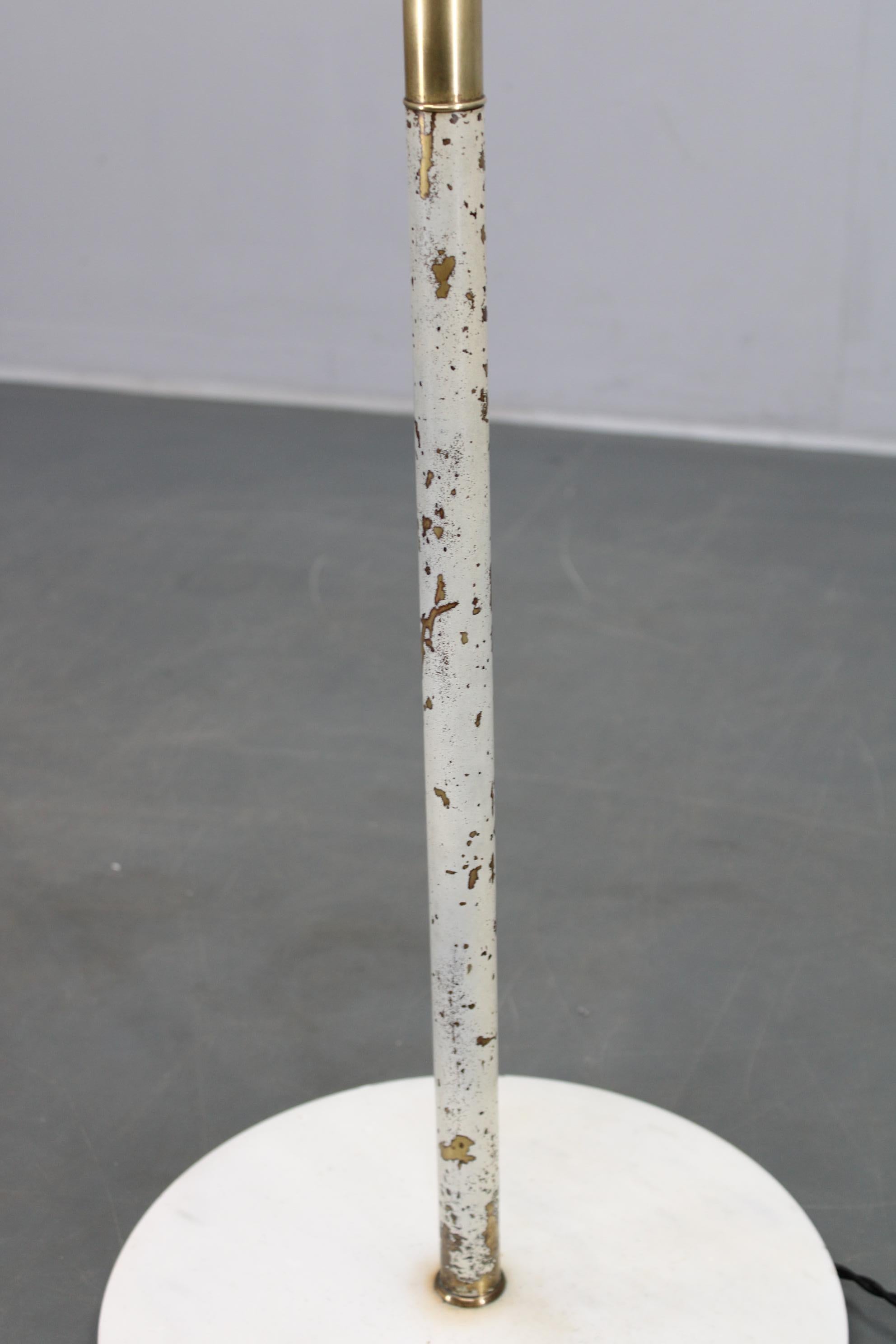 Rara lámpara de pie italiana regulable de mármol y latón Angelo Lelii, 1952 en Bueno estado para la venta en Praha, CZ