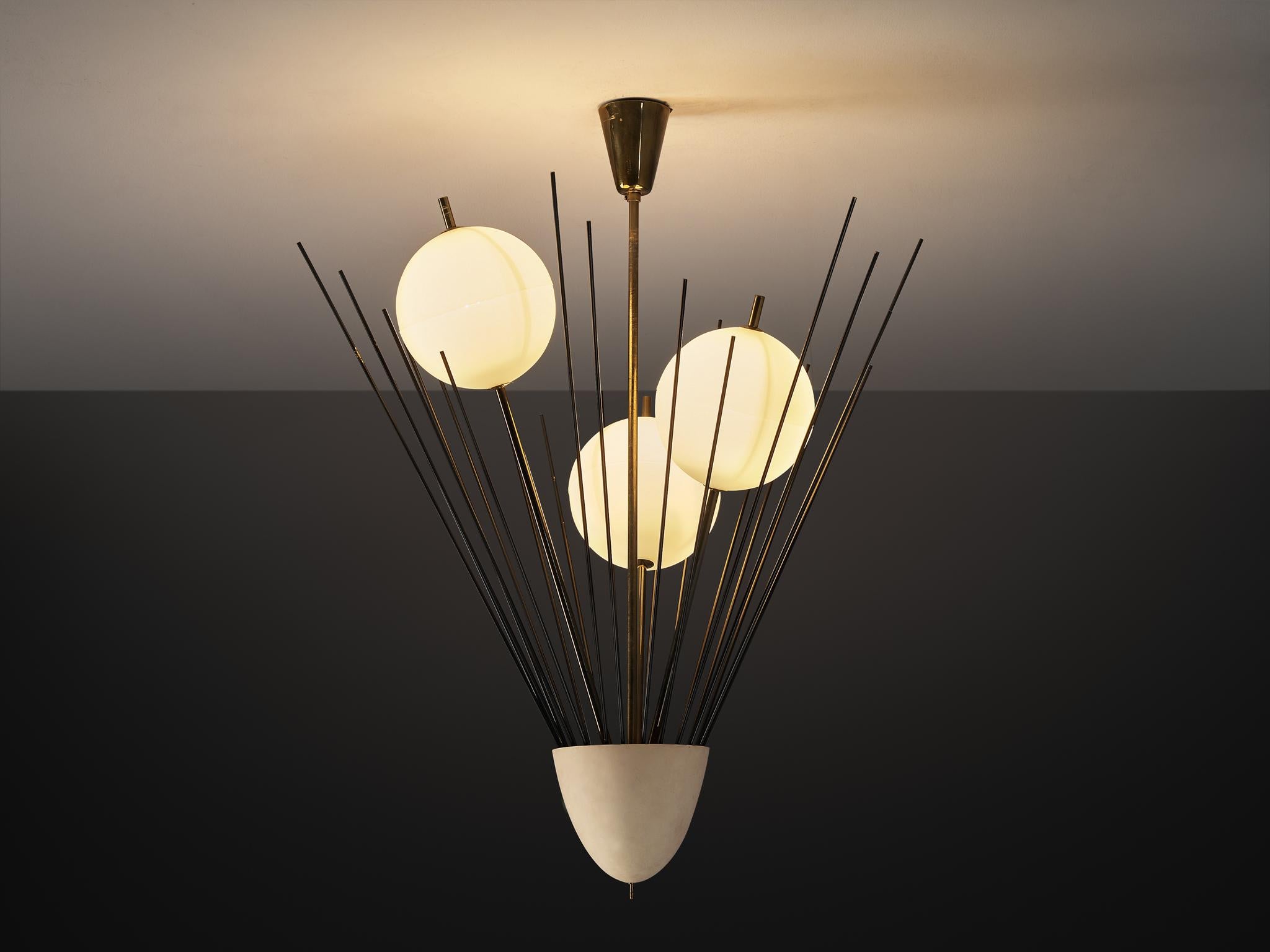 Angelo Lelii pour Arredoluce, lustre, modèle '12607', laiton poli, aluminium revêtu, laiton revêtu, verre opale duplex blanc, Italie, vers 1957. 

Angelo Lelii a conçu ce lustre magnifique et spectaculaire pour Arredoluce vers 1957, mettant en