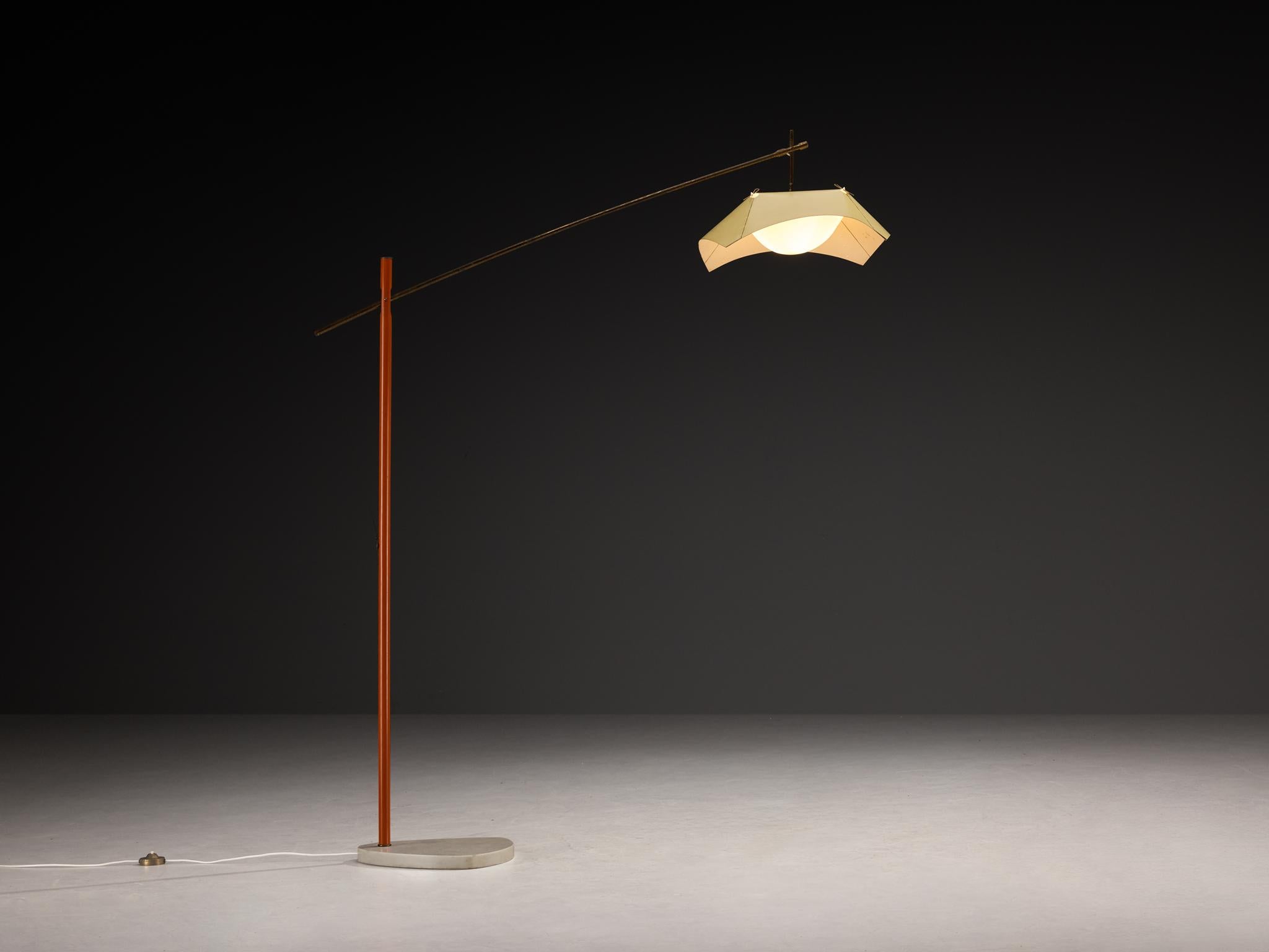 Angelo Lelii para Arredoluce, lámpara de pie, aluminio revestido y latón, latón, mármol, acrílico, Italia, diseño circa 1954 

Una lámpara de pie excepcionalmente rara, diseñada por el aclamado diseñador de iluminación Angelo Lelii, ejemplifica su