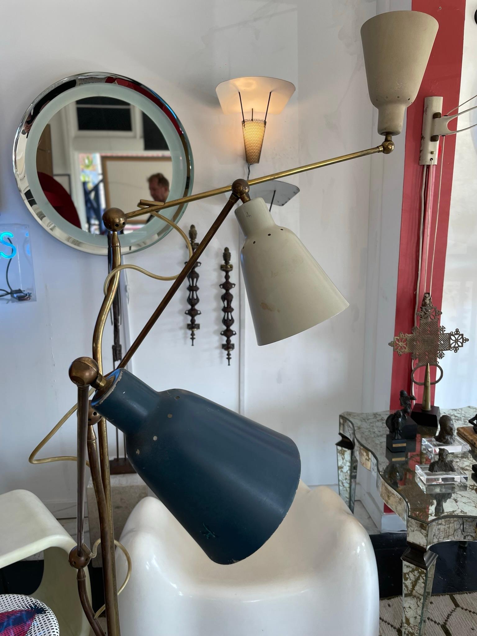 Très très rare lampadaire par Angelo Lelli, Italie 1949. Base en métal laqué beige et laiton, trois bras réglables avec des abat-jour réglables laqués couleur, le tout d'origine.