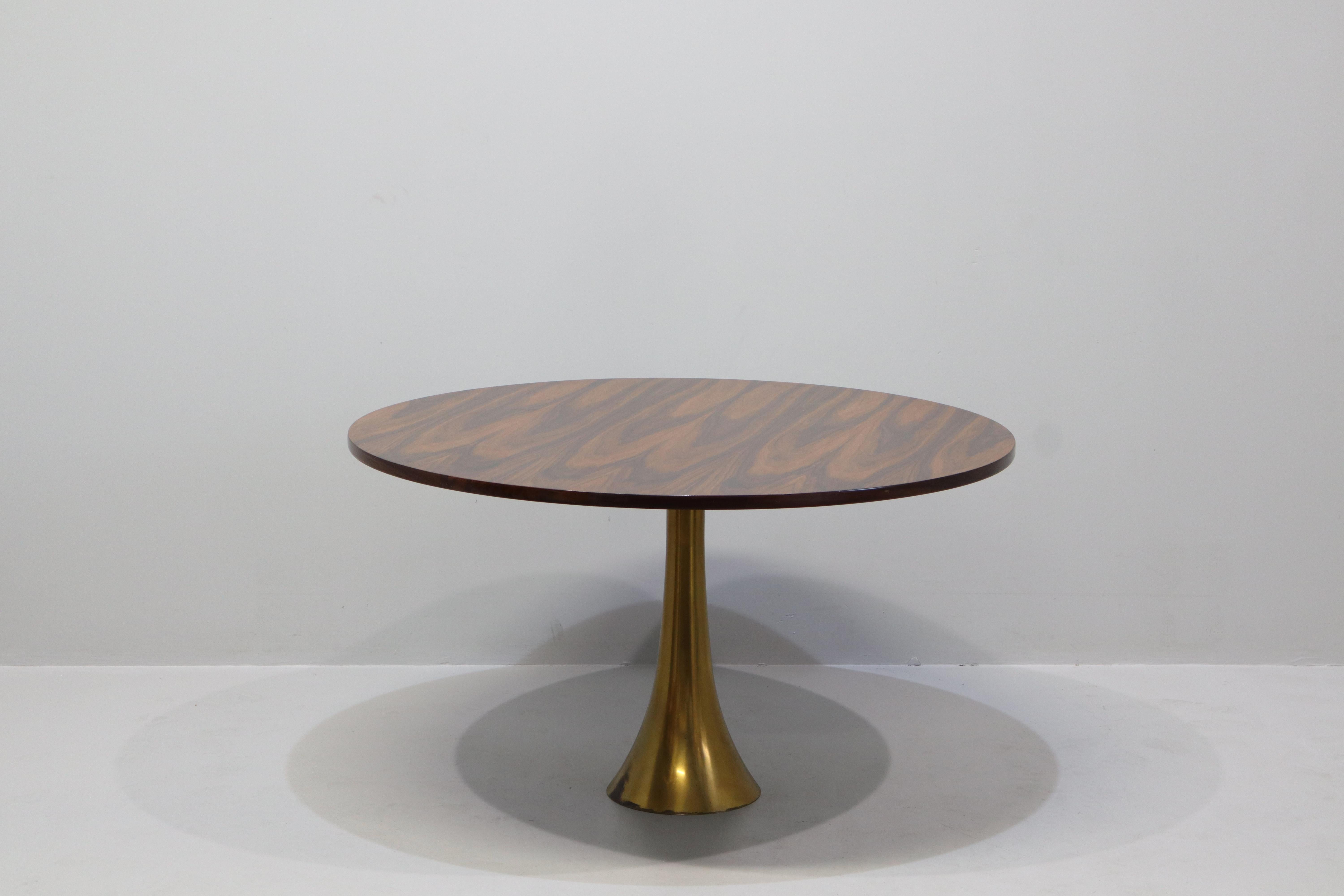 italien Rare table ronde Angelo Mangiarotti Bernini, pied en bronze et plateau en bois, 1957 en vente