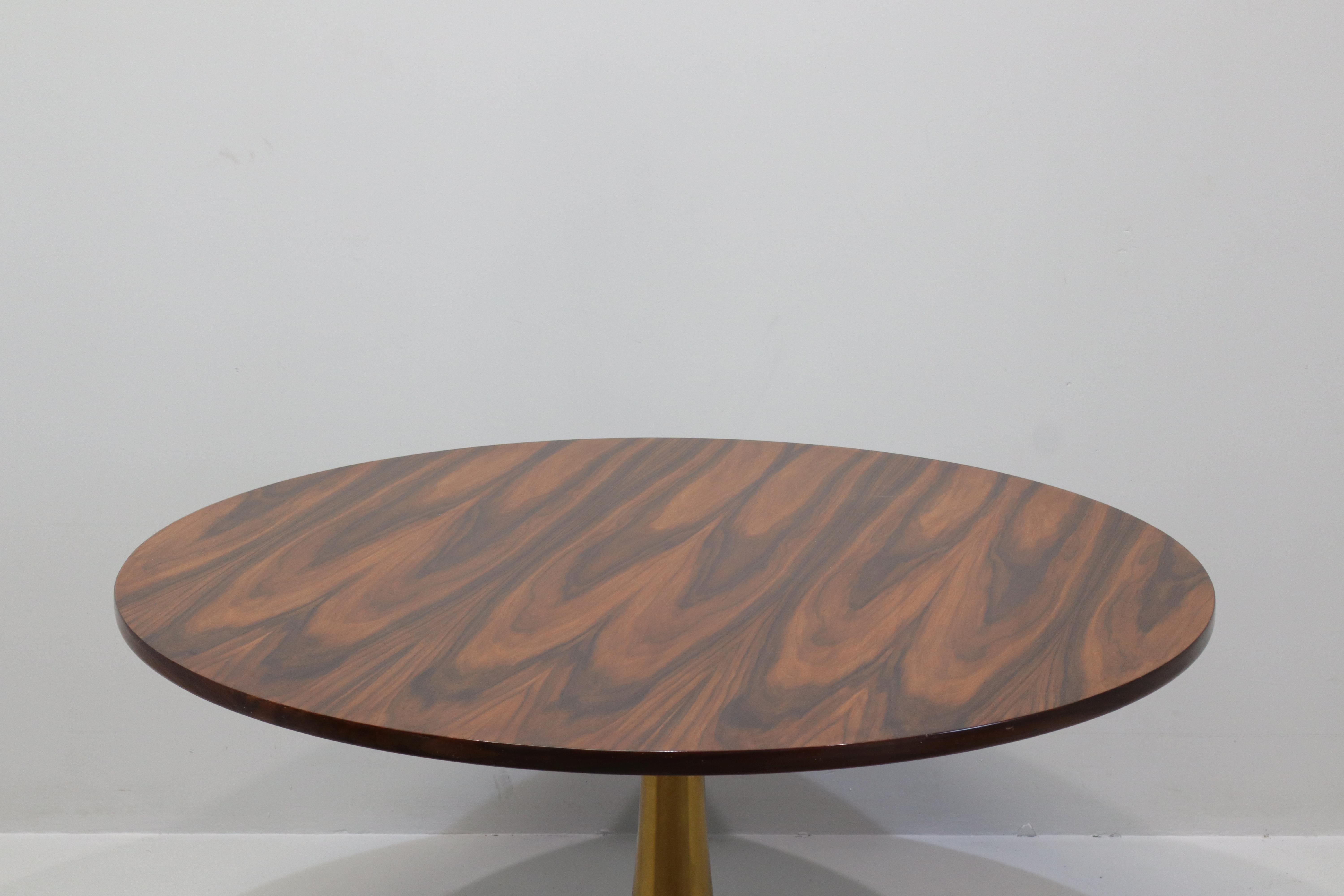 Rare table ronde Angelo Mangiarotti Bernini, pied en bronze et plateau en bois, 1957 Excellent état - En vente à Rovereta, Repubblica di San Marino