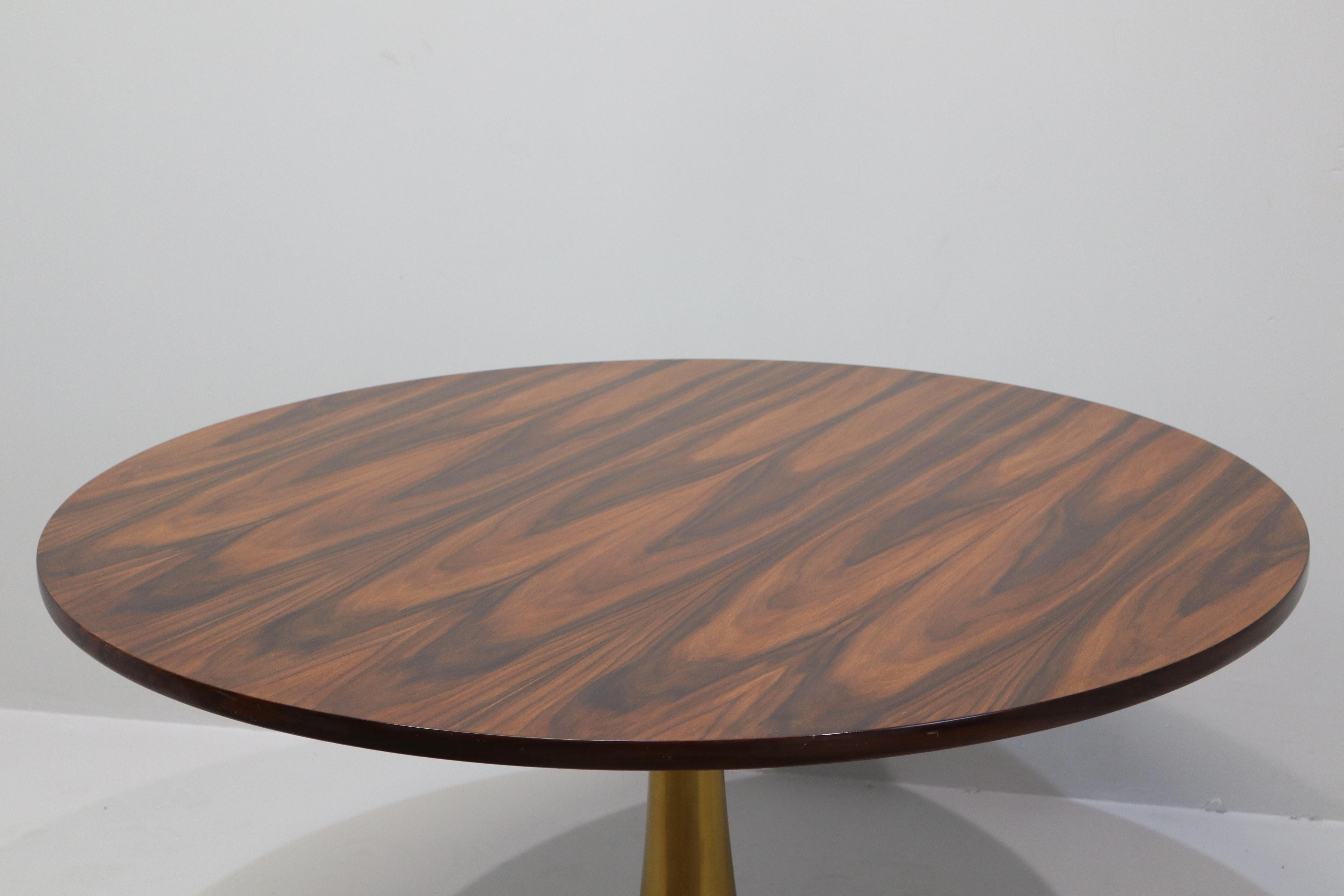 20ième siècle Rare table ronde Angelo Mangiarotti Bernini, pied en bronze et plateau en bois, 1957 en vente