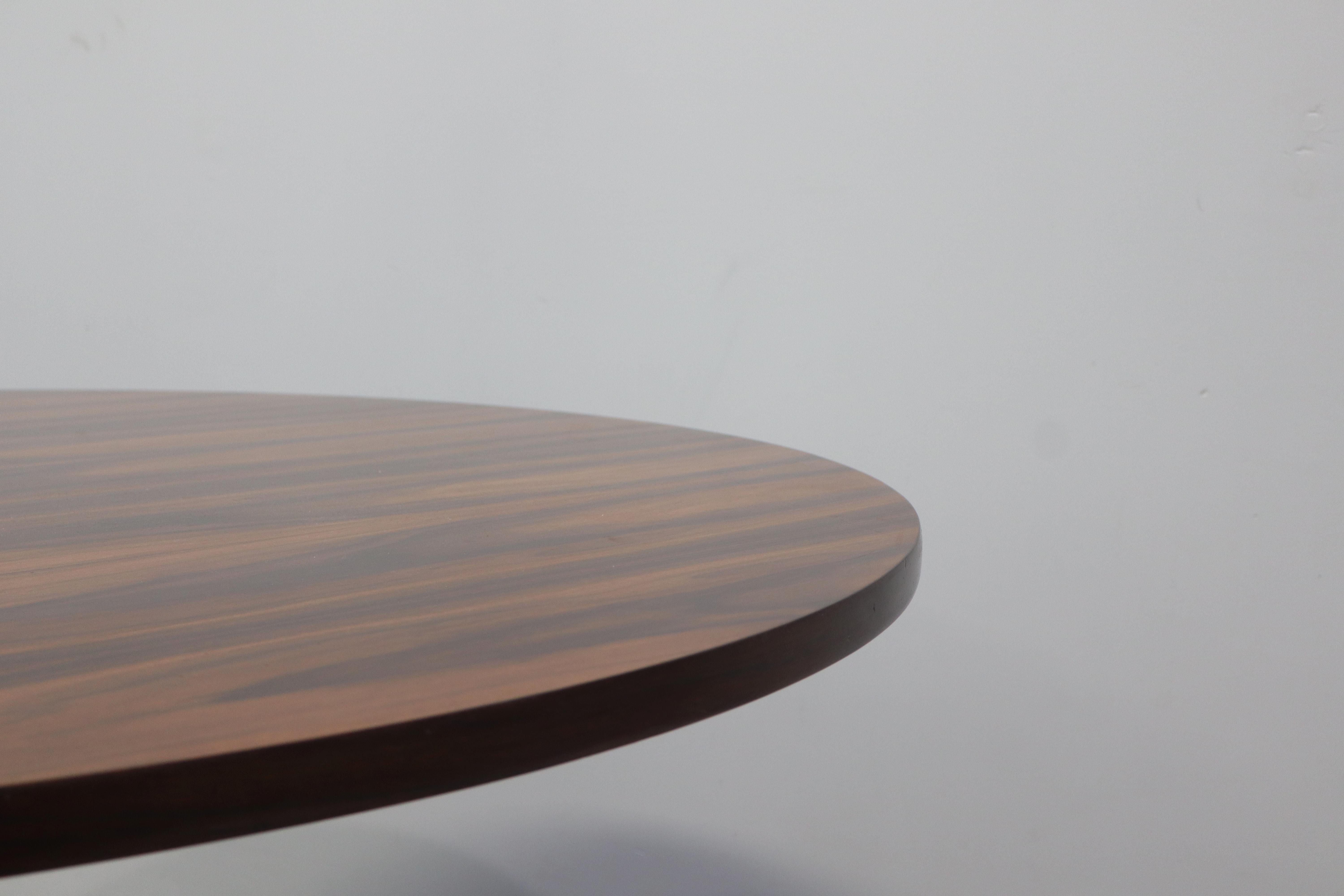 Bronze Rare table ronde Angelo Mangiarotti Bernini, pied en bronze et plateau en bois, 1957 en vente