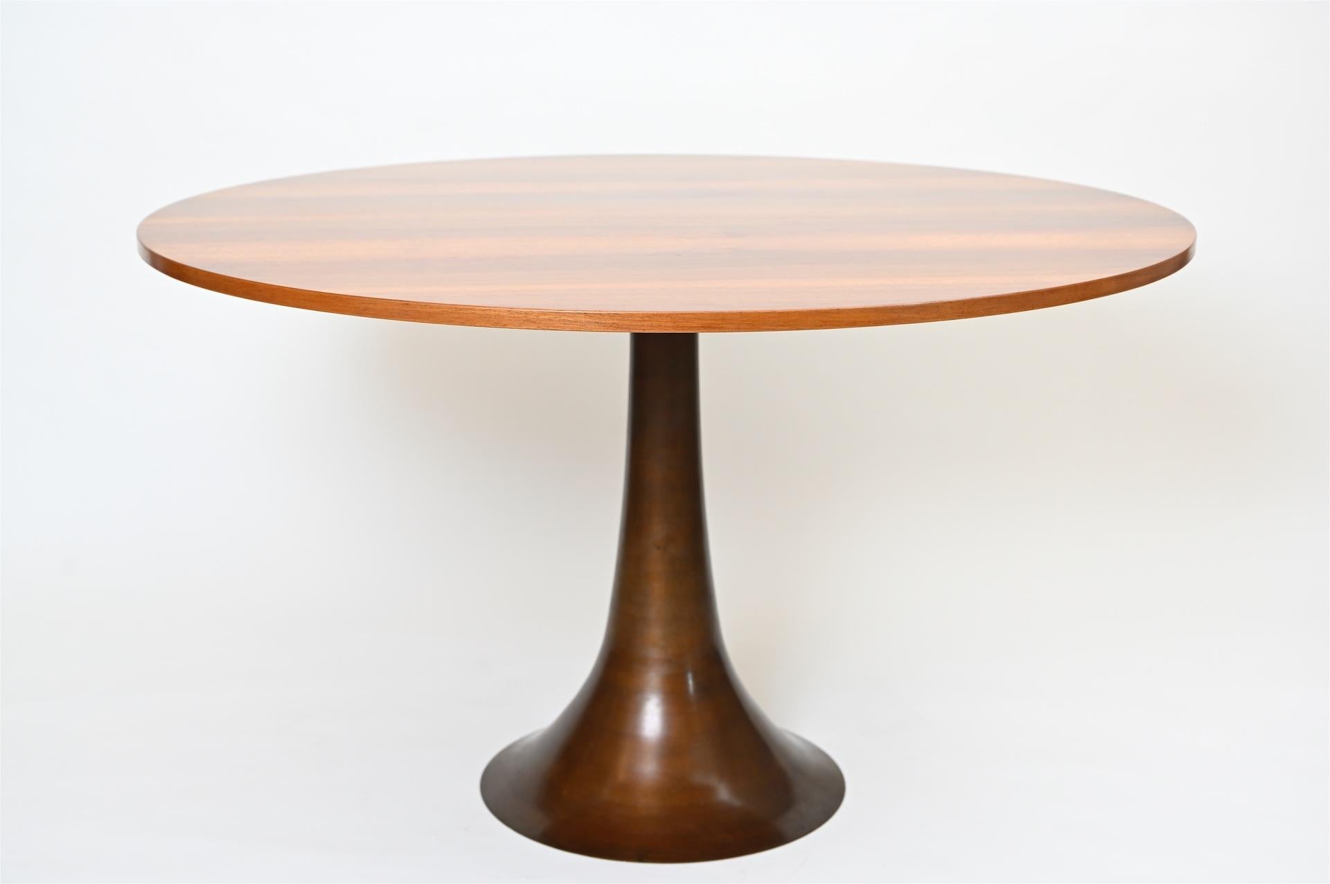 Angelo Mangiarotti table. Model 302, for Bernini

Restored walnut with cast bronze base.