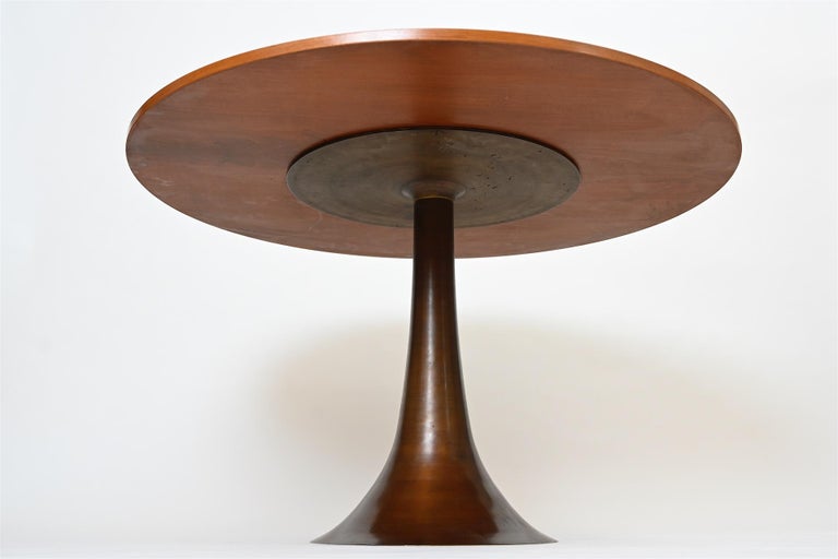 Angelo Mangiarotti table. Model 302, for Bernini

Restored walnut with cast bronze base.