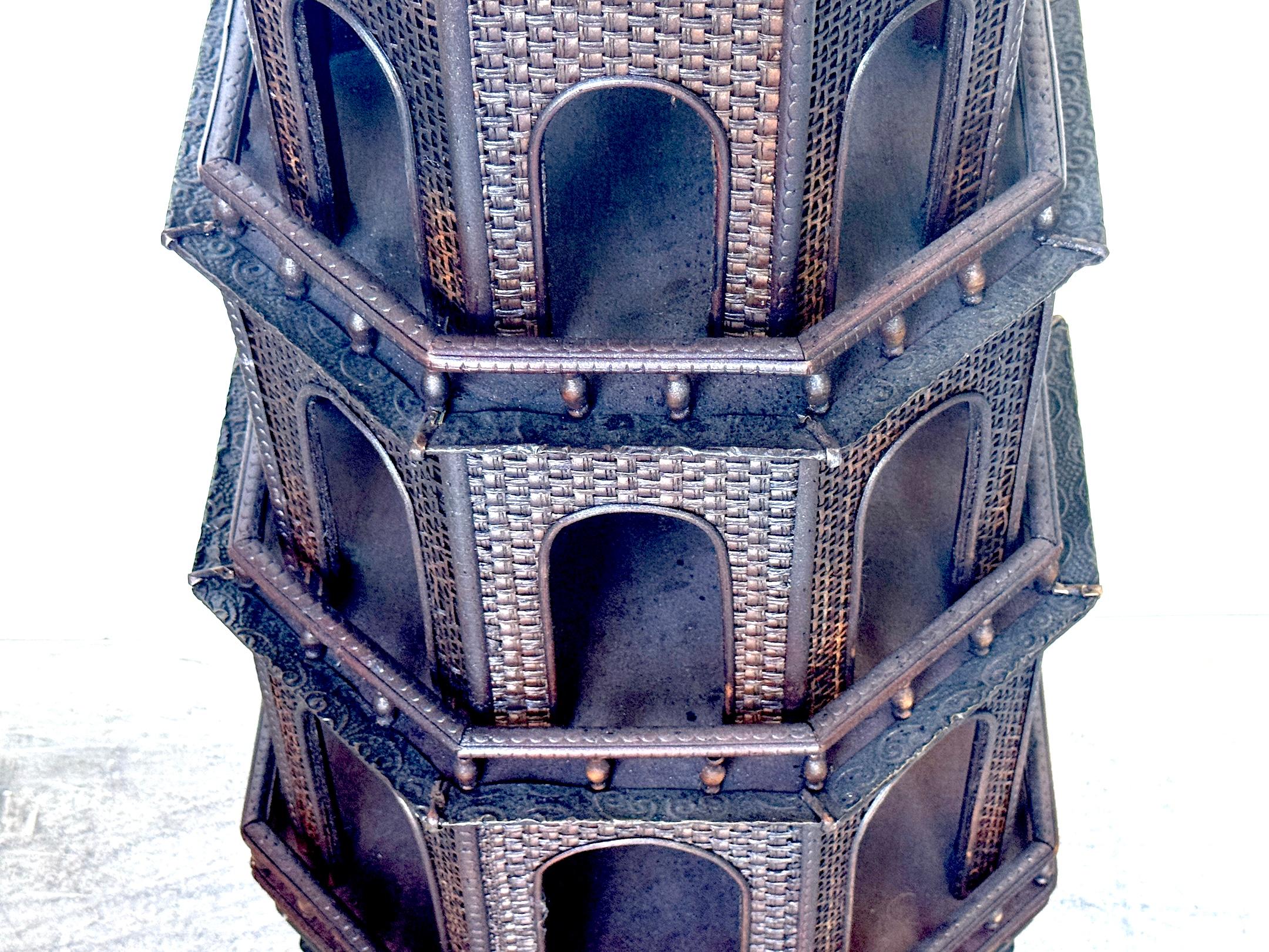 Rara pagoda anglo-indiana dipinta con supporto originale decorato in miniatura in vendita 3