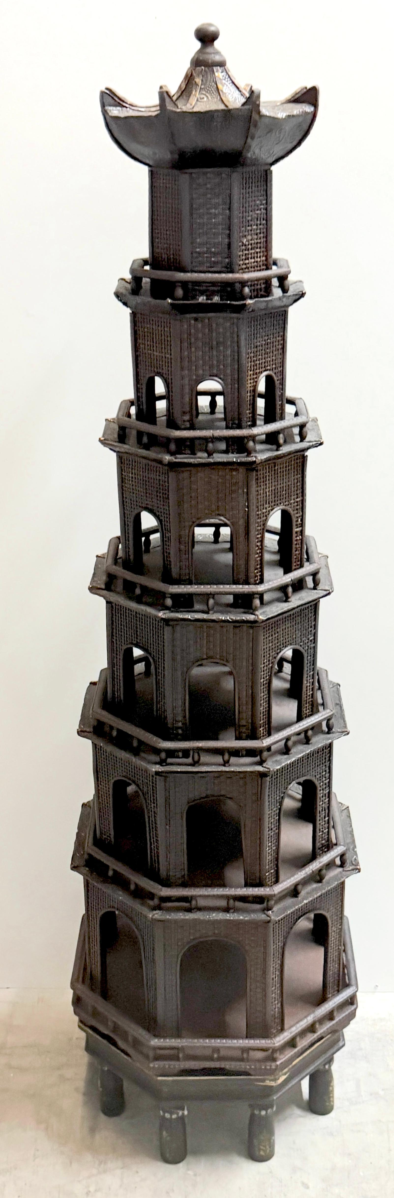Rara pagoda anglo-indiana dipinta con supporto originale decorato in miniatura, 1920-1950 circa, composta da  Due pezzi la Pagda e il supporto 

Una straordinaria étagère anglo-indiana impilabile a forma di pagoda di un metro e mezzo, che fonde