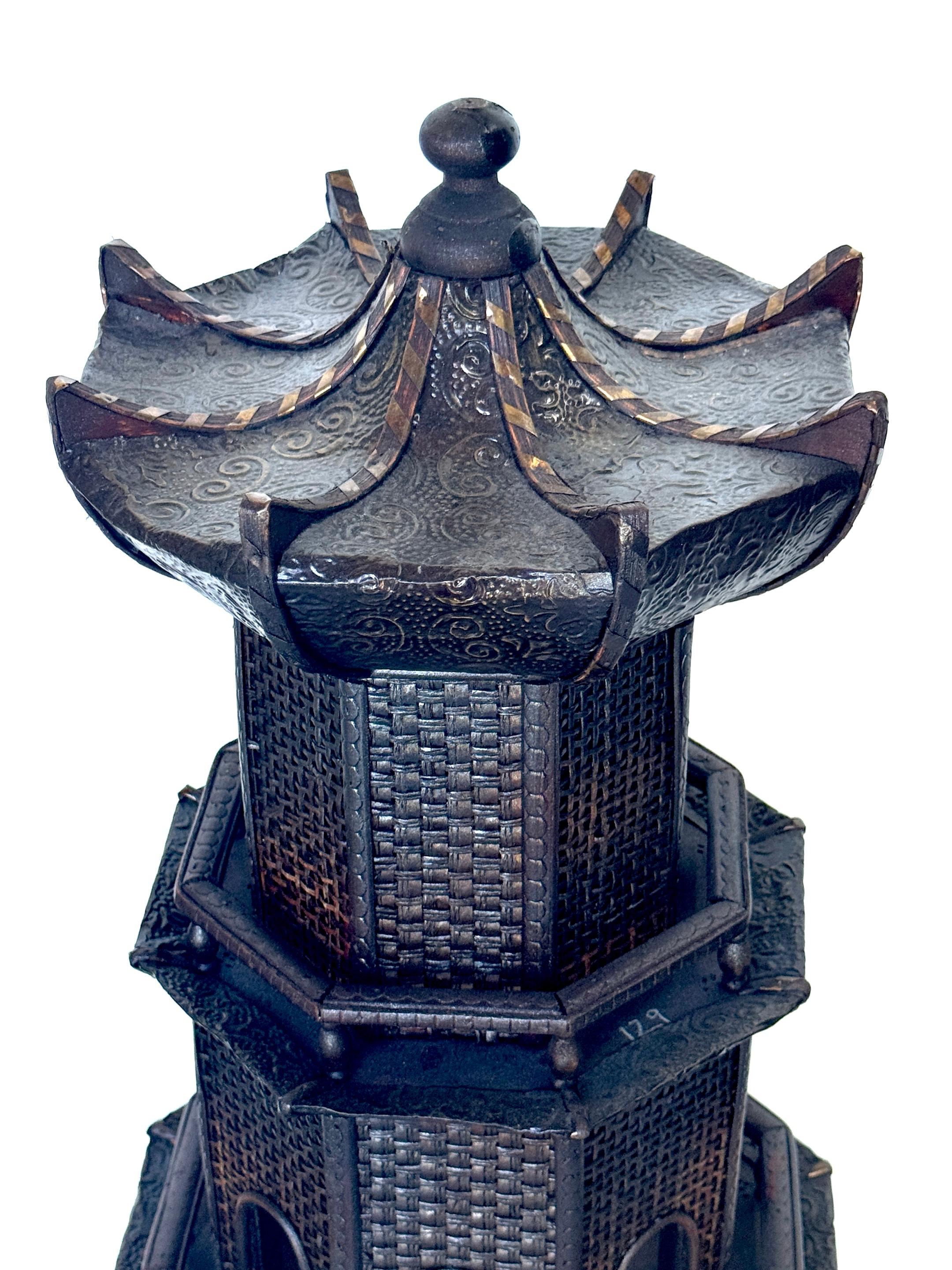 Anglo-indiano Rara pagoda anglo-indiana dipinta con supporto originale decorato in miniatura in vendita