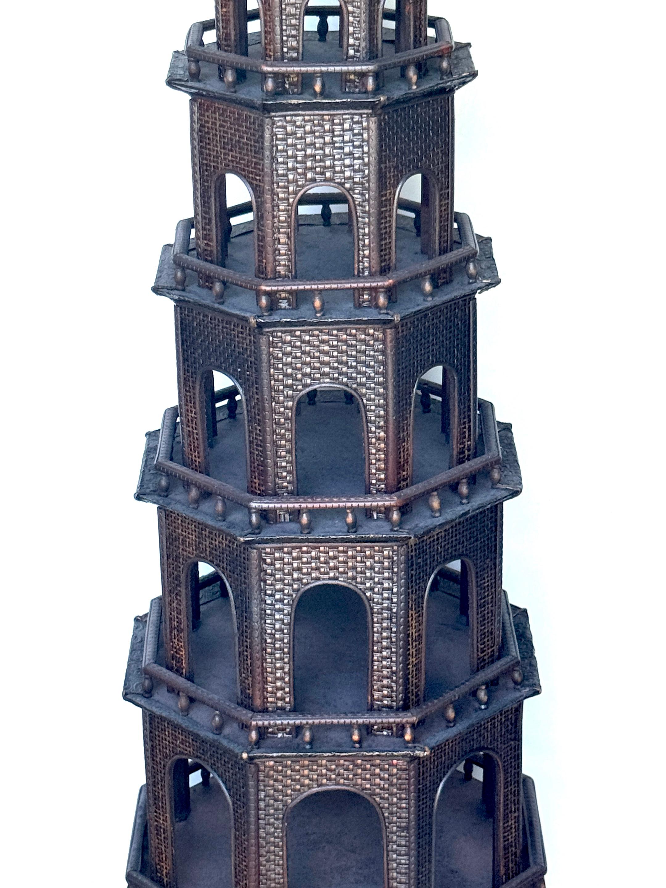 Indiano Rara pagoda anglo-indiana dipinta con supporto originale decorato in miniatura in vendita