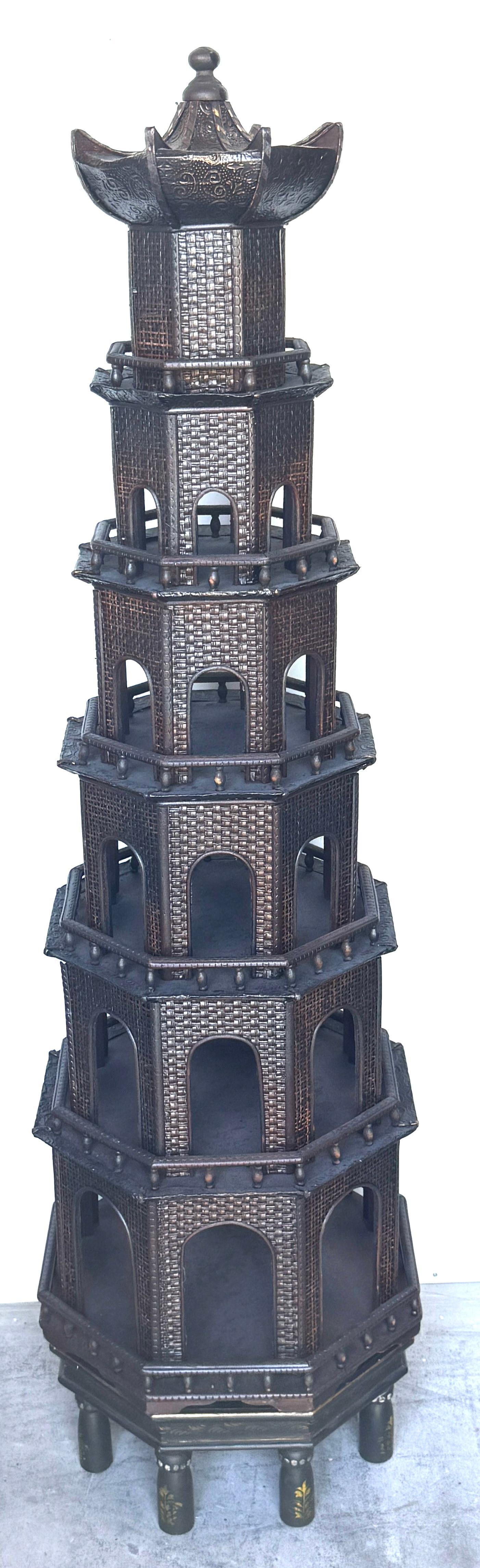 Rara pagoda anglo-indiana dipinta con supporto originale decorato in miniatura In condizioni buone in vendita a West Palm Beach, FL