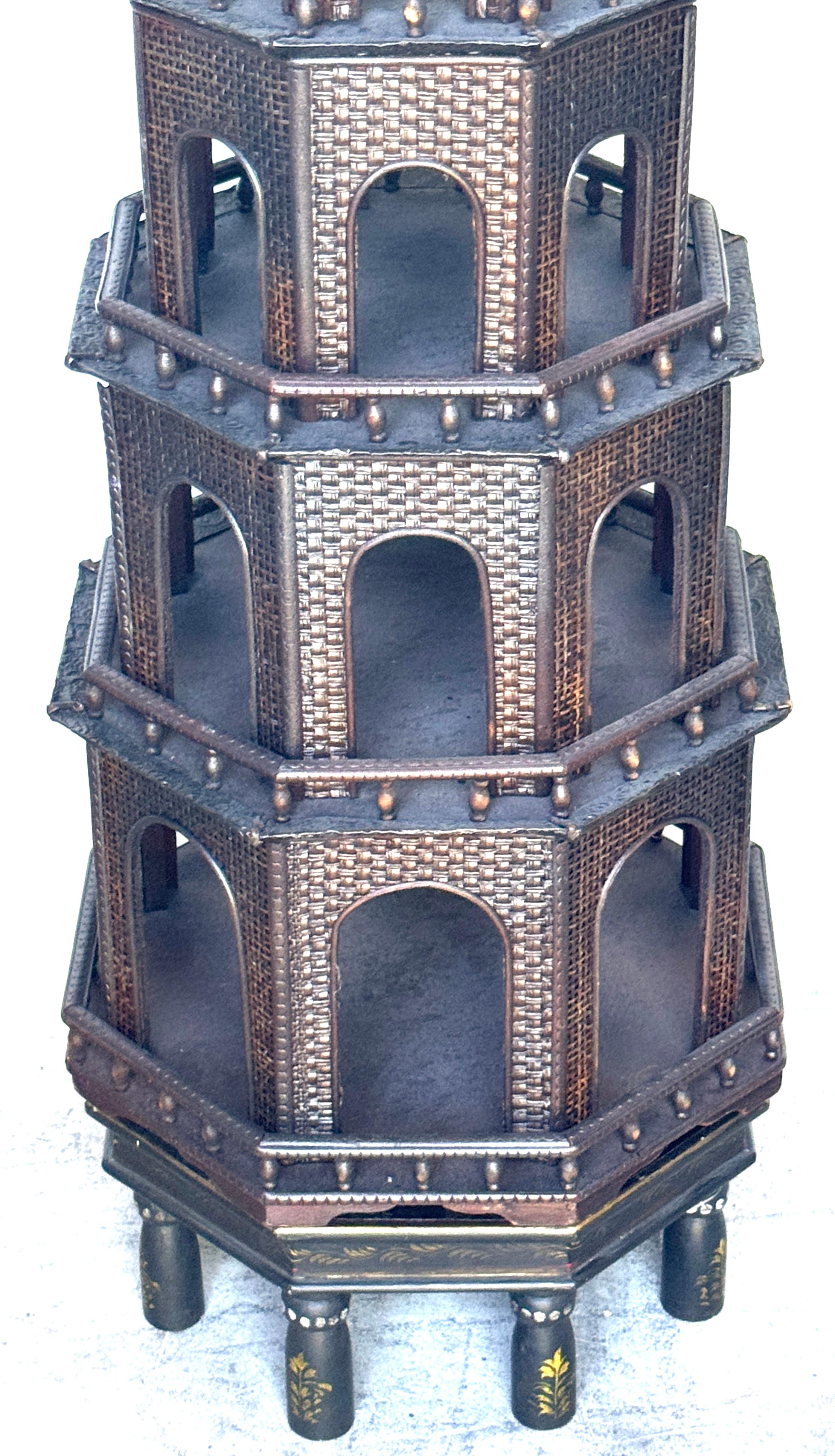 XX secolo Rara pagoda anglo-indiana dipinta con supporto originale decorato in miniatura in vendita