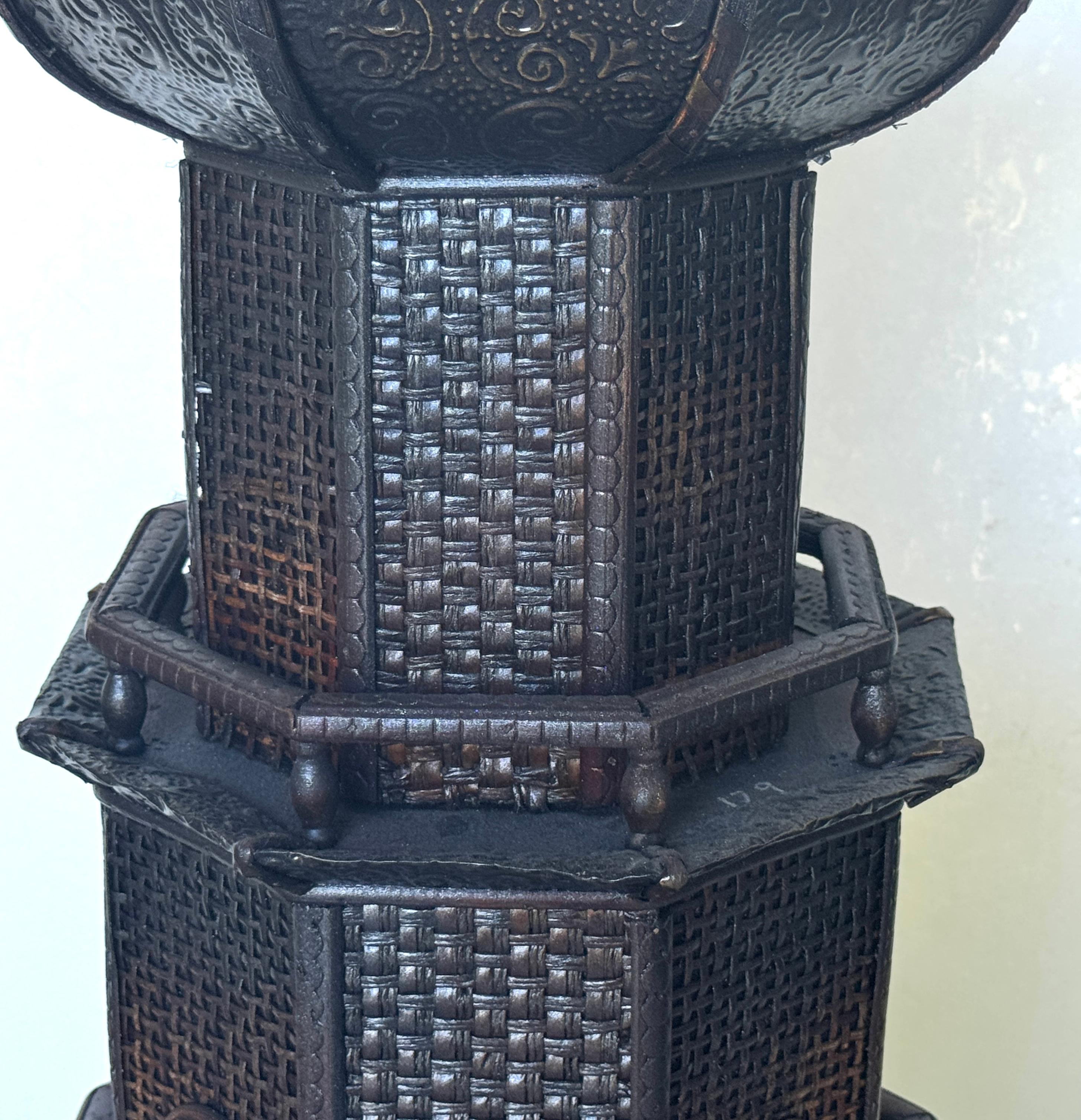 Metallo Rara pagoda anglo-indiana dipinta con supporto originale decorato in miniatura in vendita
