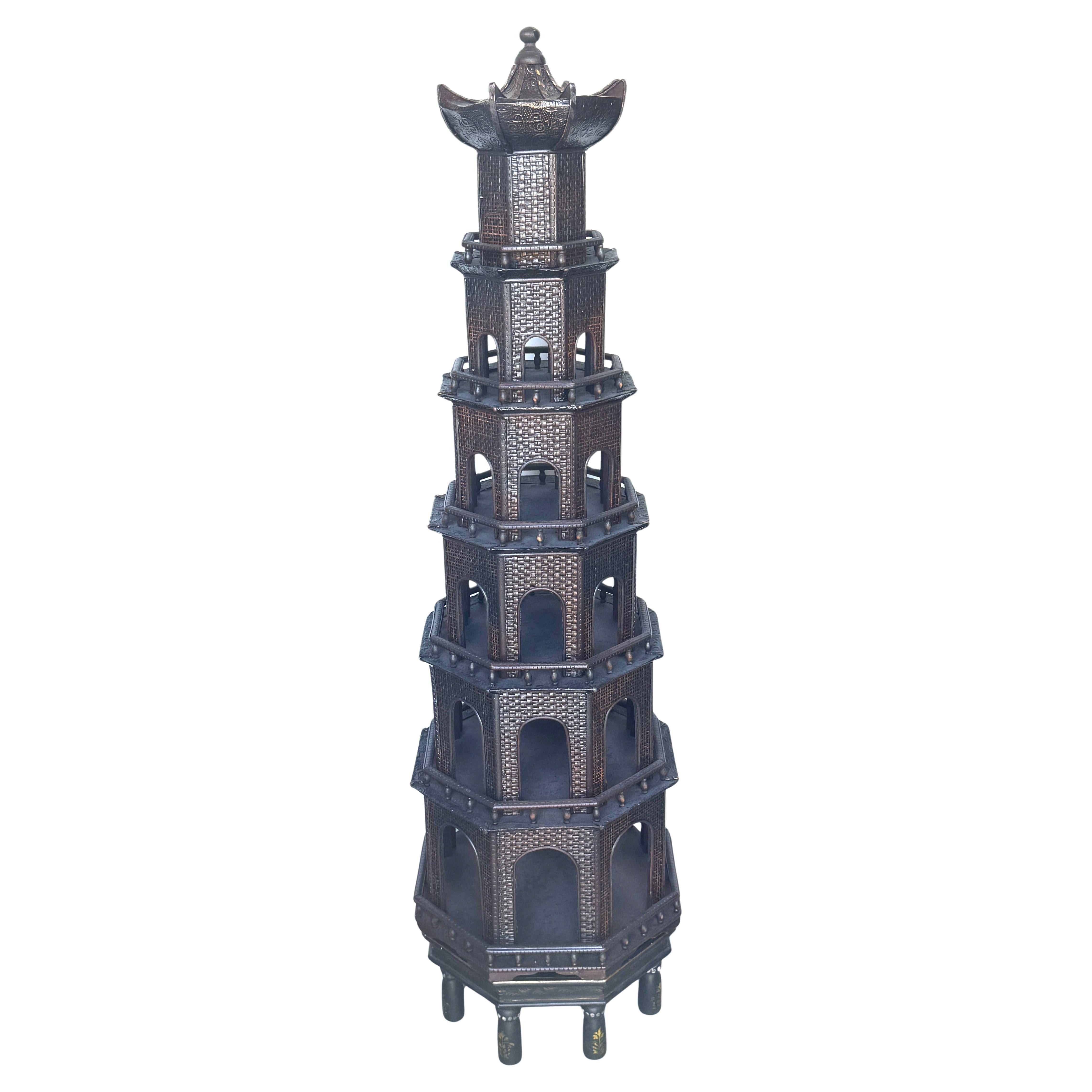 Rara pagoda anglo-indiana dipinta con supporto originale decorato in miniatura in vendita