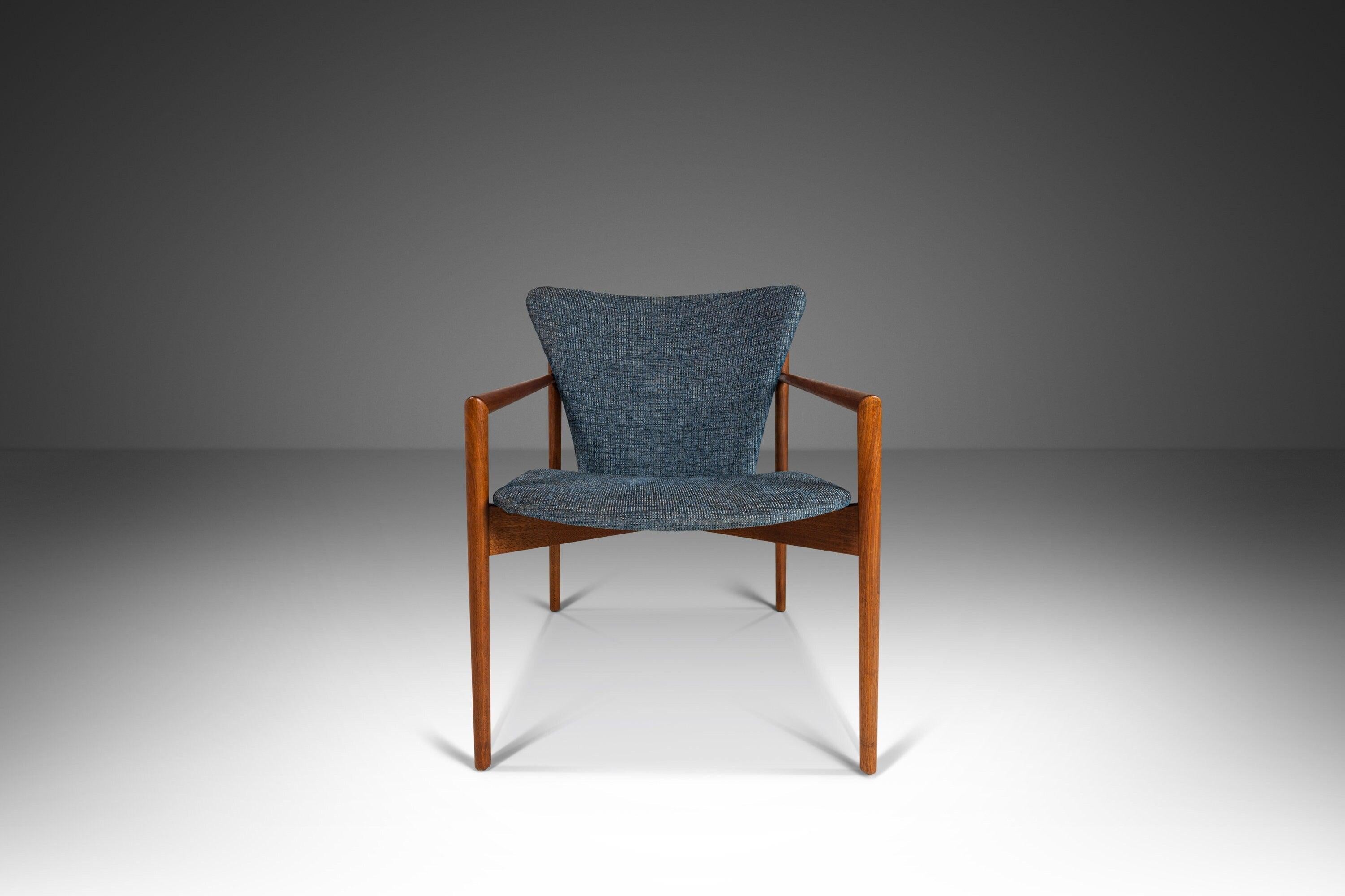 Mid-Century Modern Fauteuil de salon / fauteuil angulaire rare en noyer d'après Nanna Ditzel, vers les années 1960 en vente