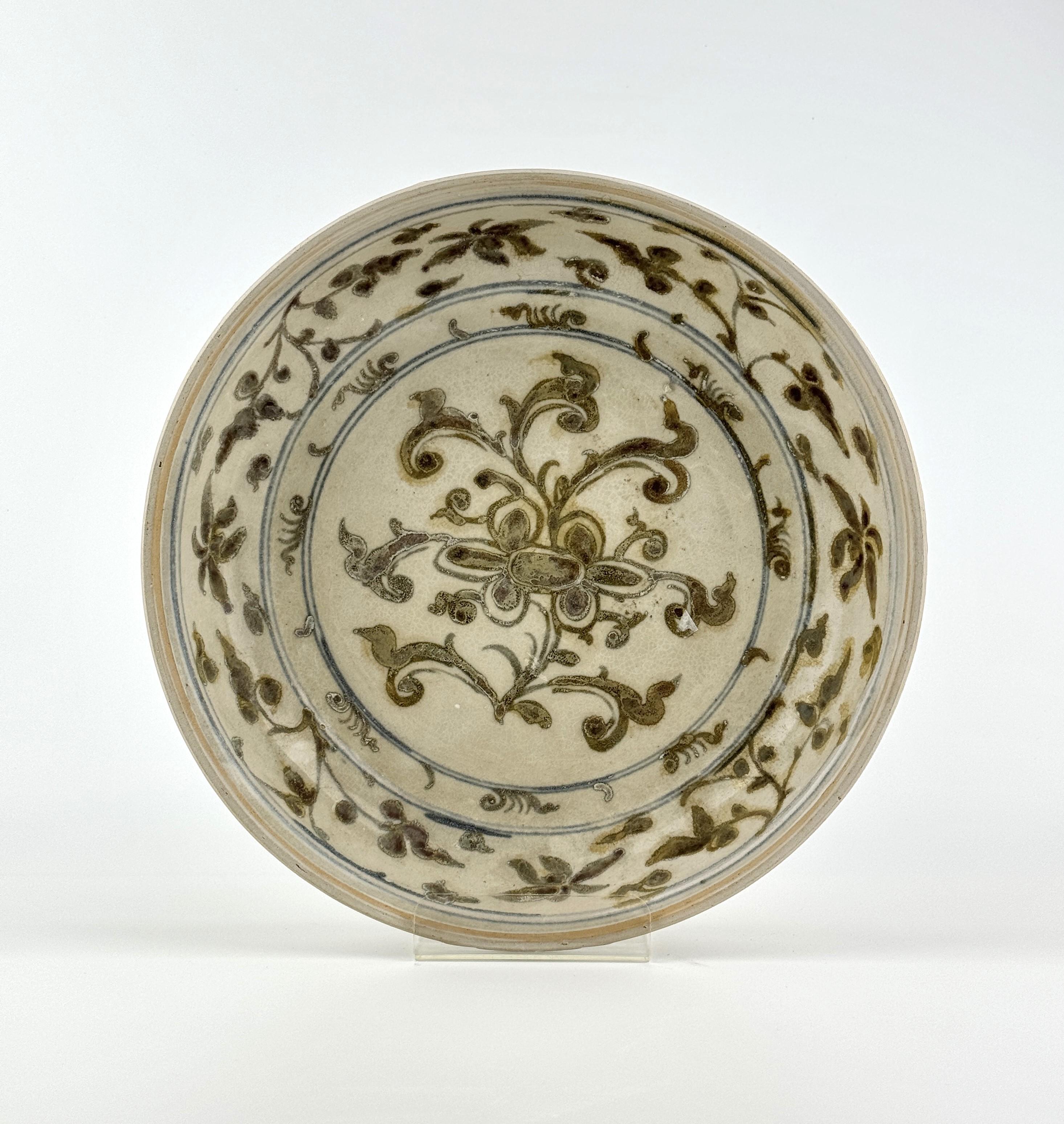 Stoneware Rare Annamese Brown Dish Circa 15th Century, Le Dynasty For Sale
