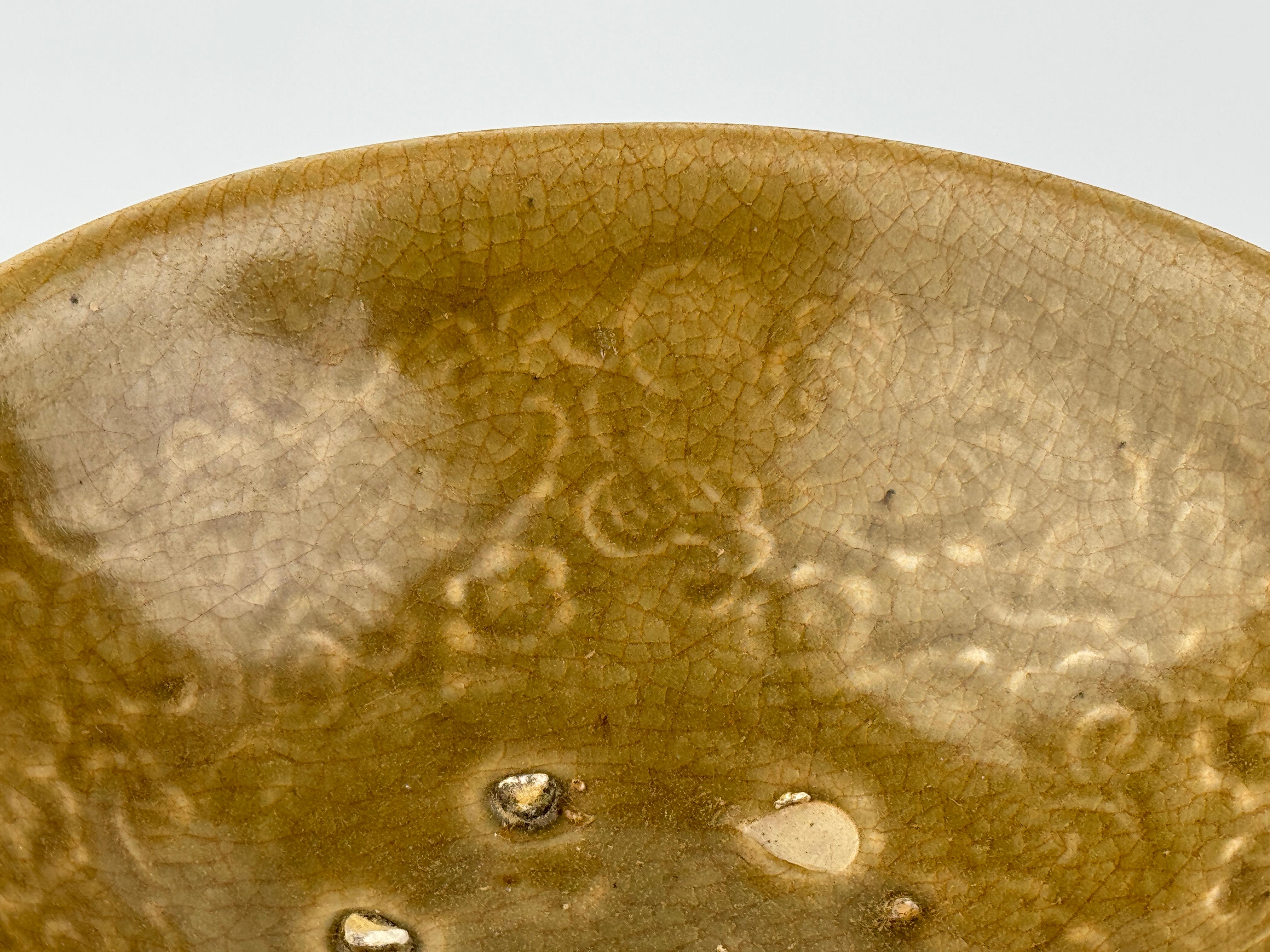 Rare Annamese Stoneware Bowls with olive green glaze, Vietnam, 14-15th century For Sale 5