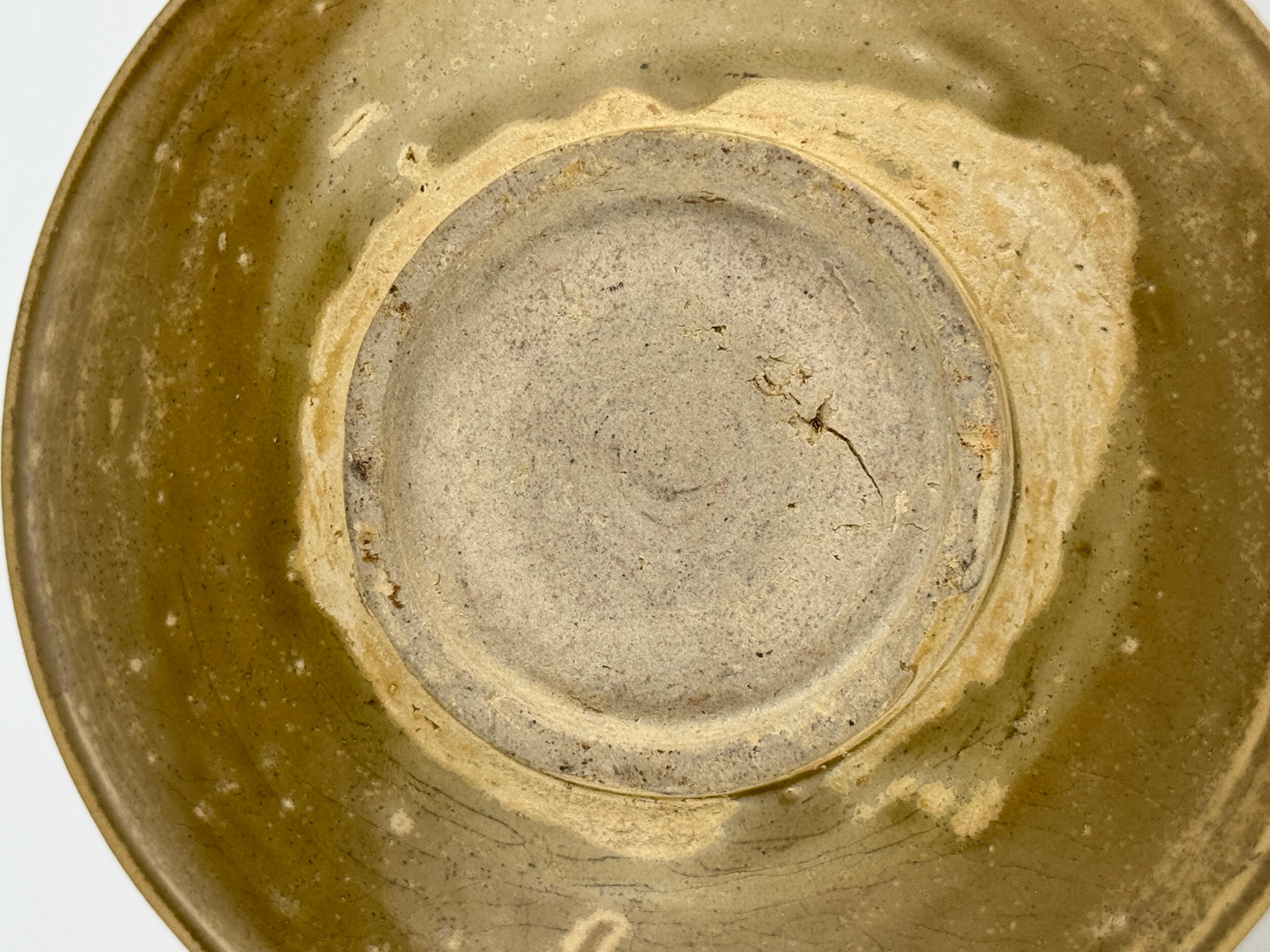 Rare Annamese Stoneware Bowls with olive green glaze, Vietnam, 14-15th century For Sale 6