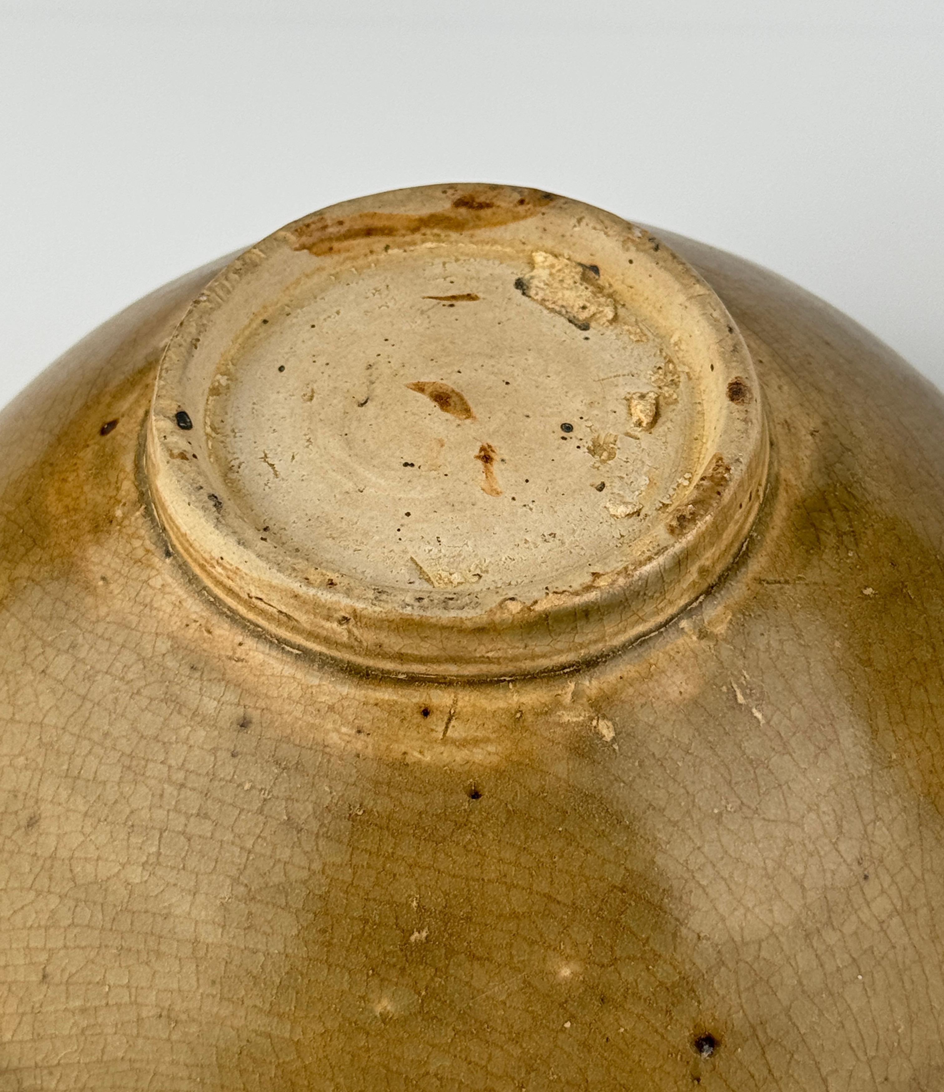 Rare Annamese Stoneware Bowls with olive green glaze, Vietnam, 14-15th century For Sale 7