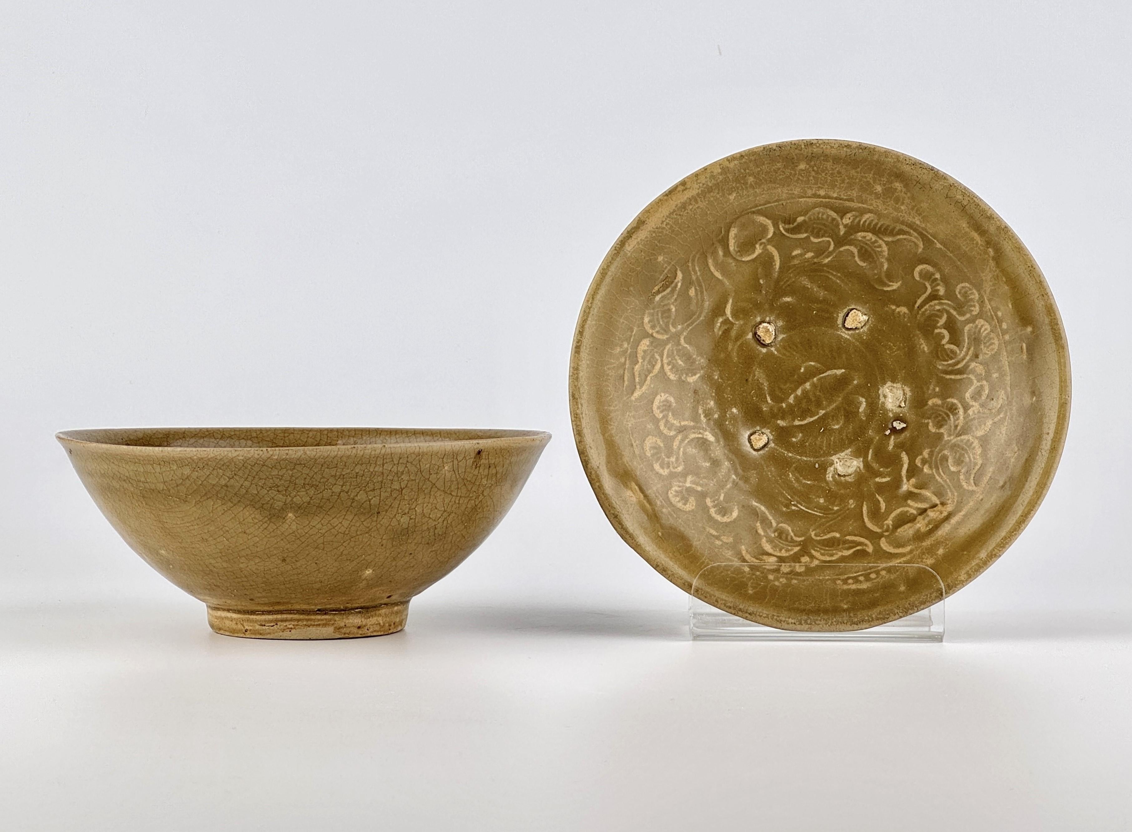 Rare Annamese Stoneware Bowls with olive green glaze, Vietnam, 14-15th century For Sale 8