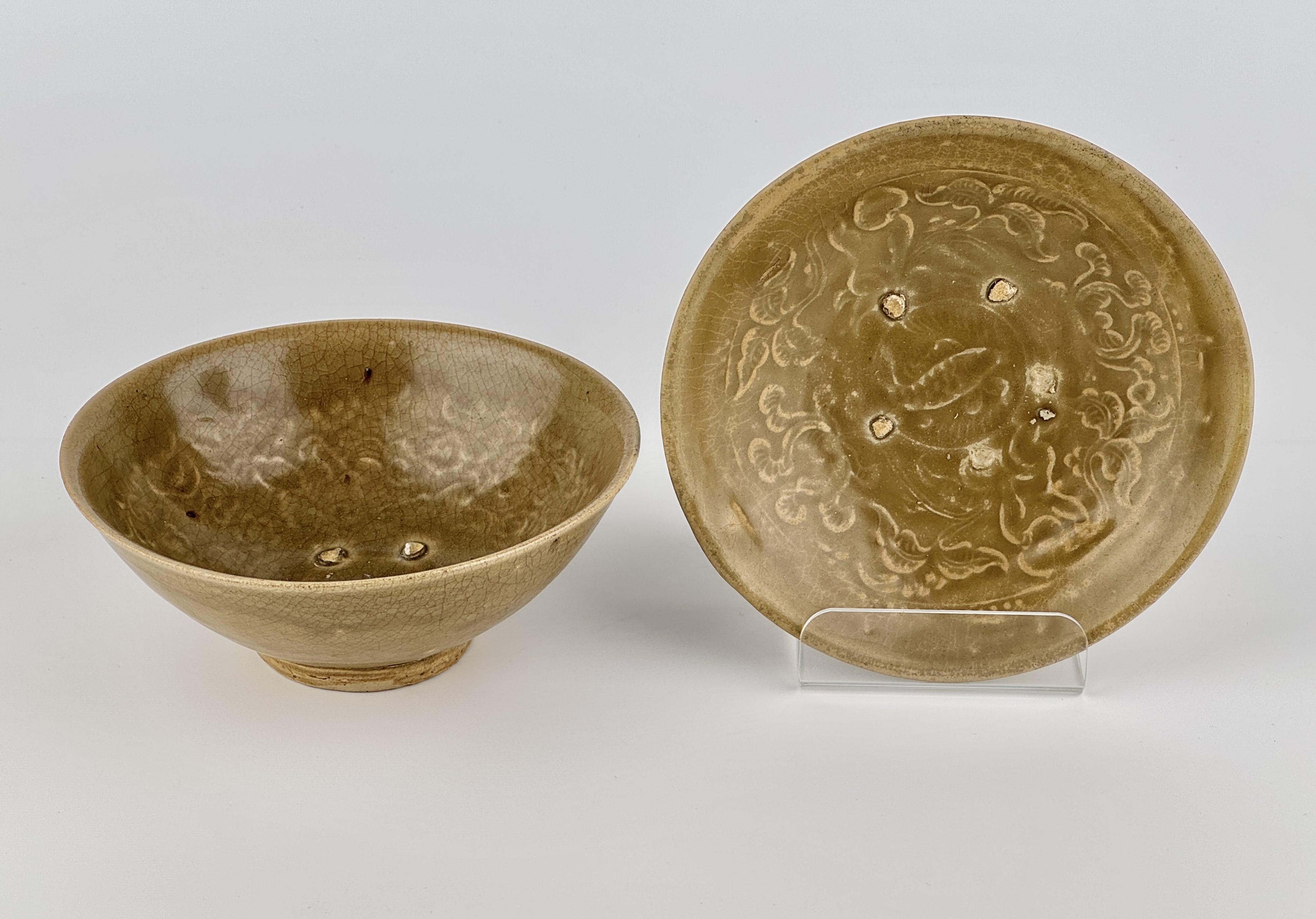 Rare Annamese Stoneware Bowls with olive green glaze, Vietnam, 14-15th century For Sale 2