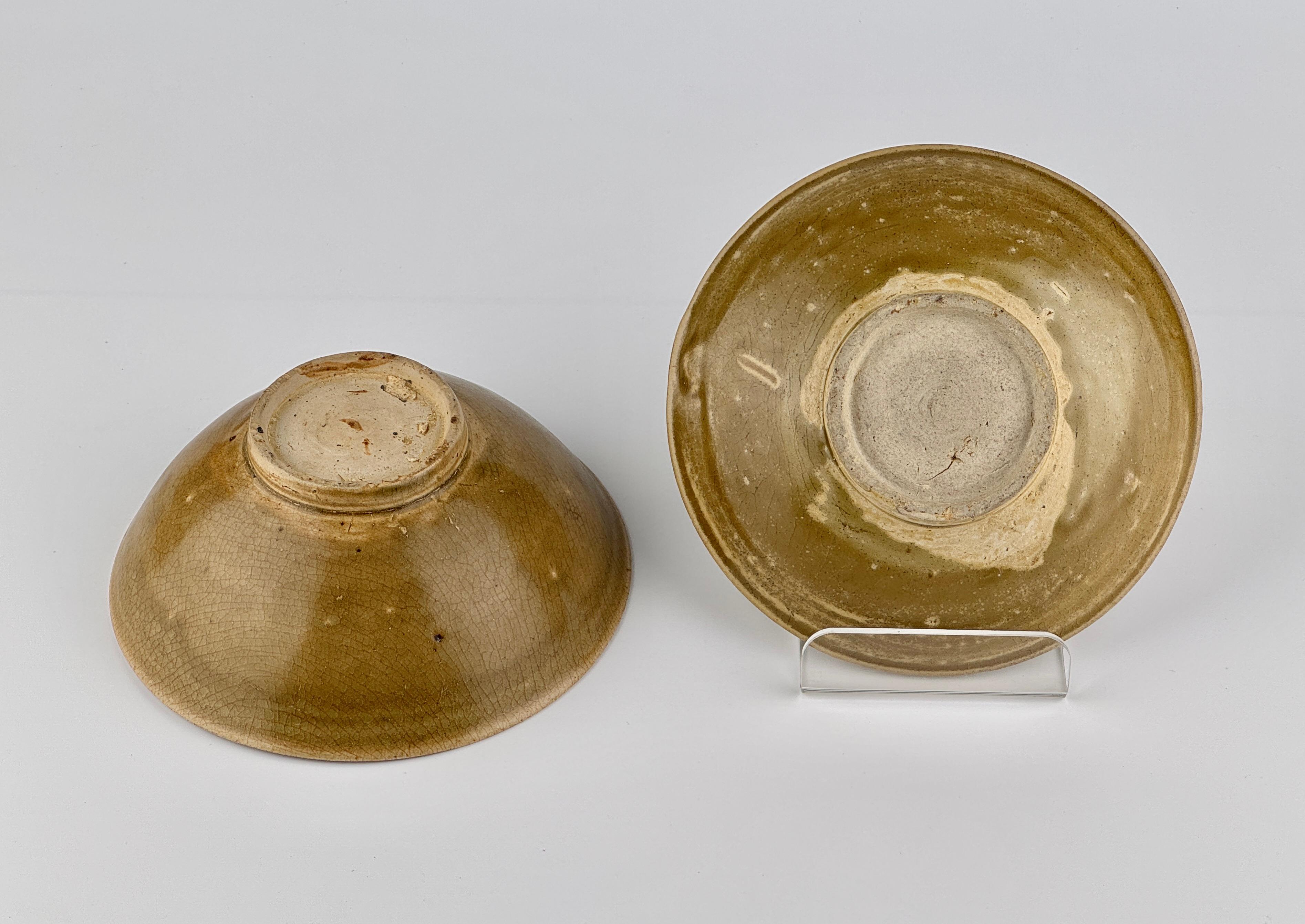 Rare Annamese Stoneware Bowls with olive green glaze, Vietnam, 14-15th century For Sale 3