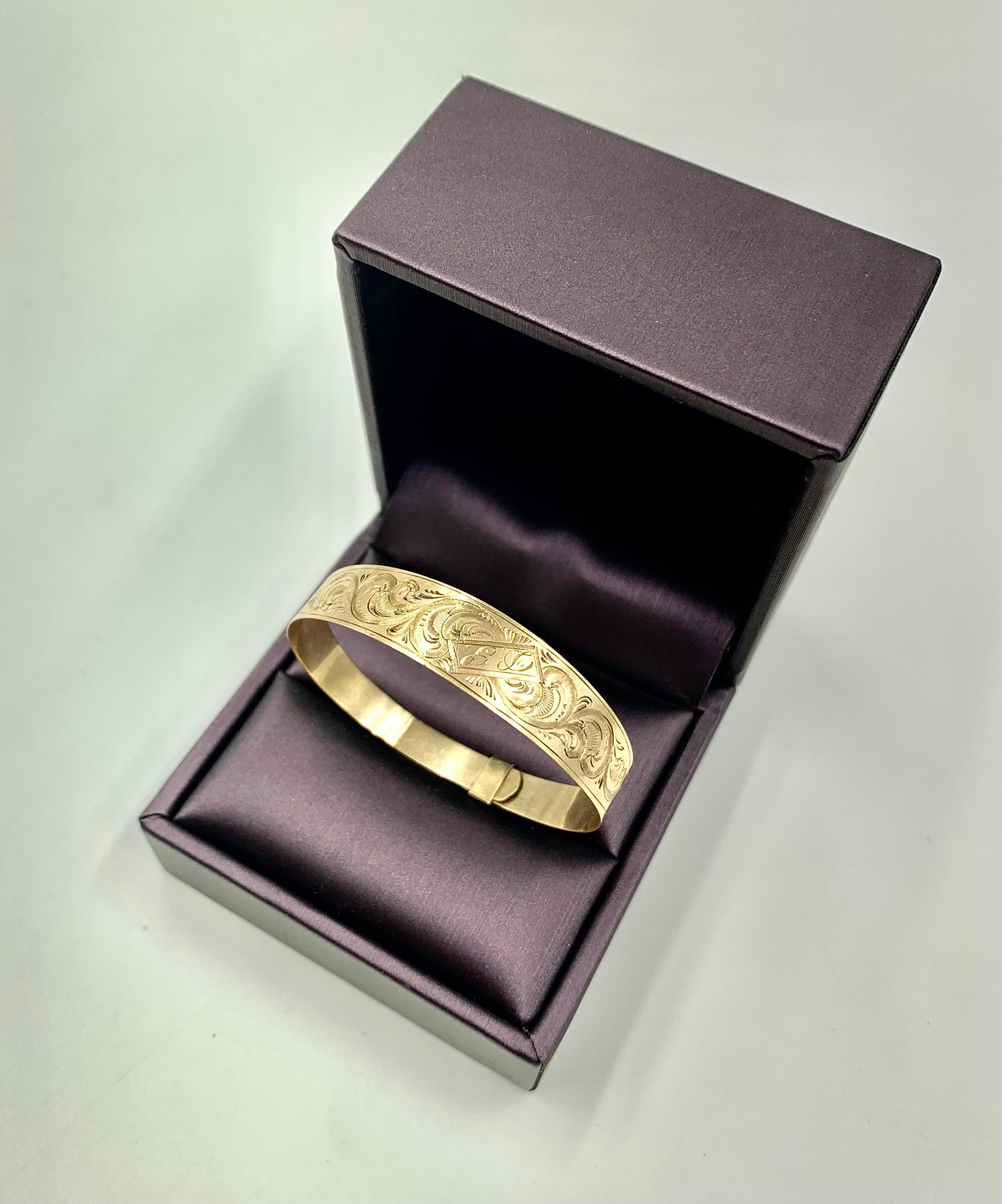 Seltenes antikes 14K Gold spätgeorgianisches Babyarmband mit Blattschliff und Gravur im Zustand „Gut“ in New York, NY