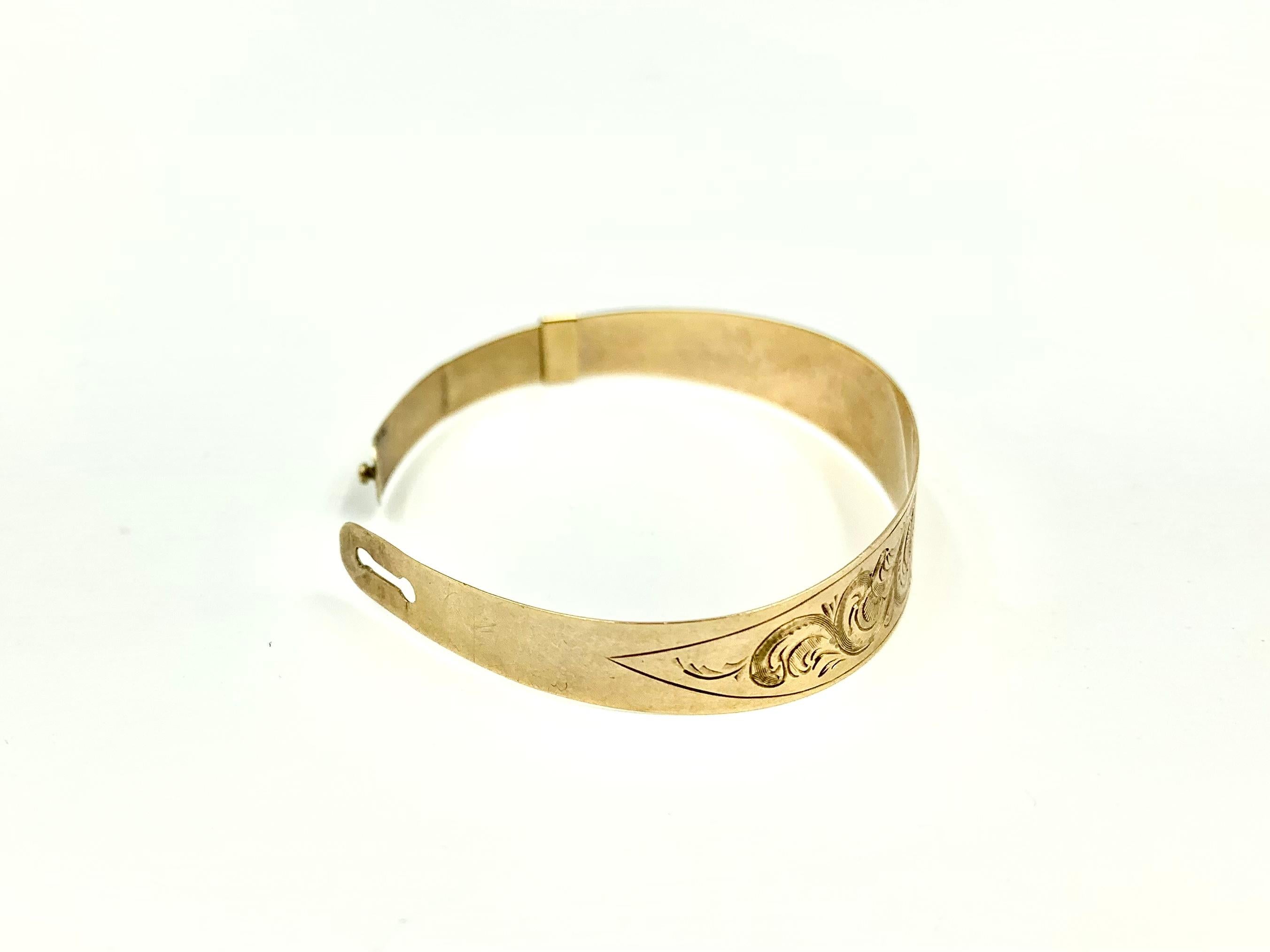 Rare Antique 14K Gold Late Georgian Foliate Scroll Engraved Baby Bracelet In Good Condition For Sale In New York, NY