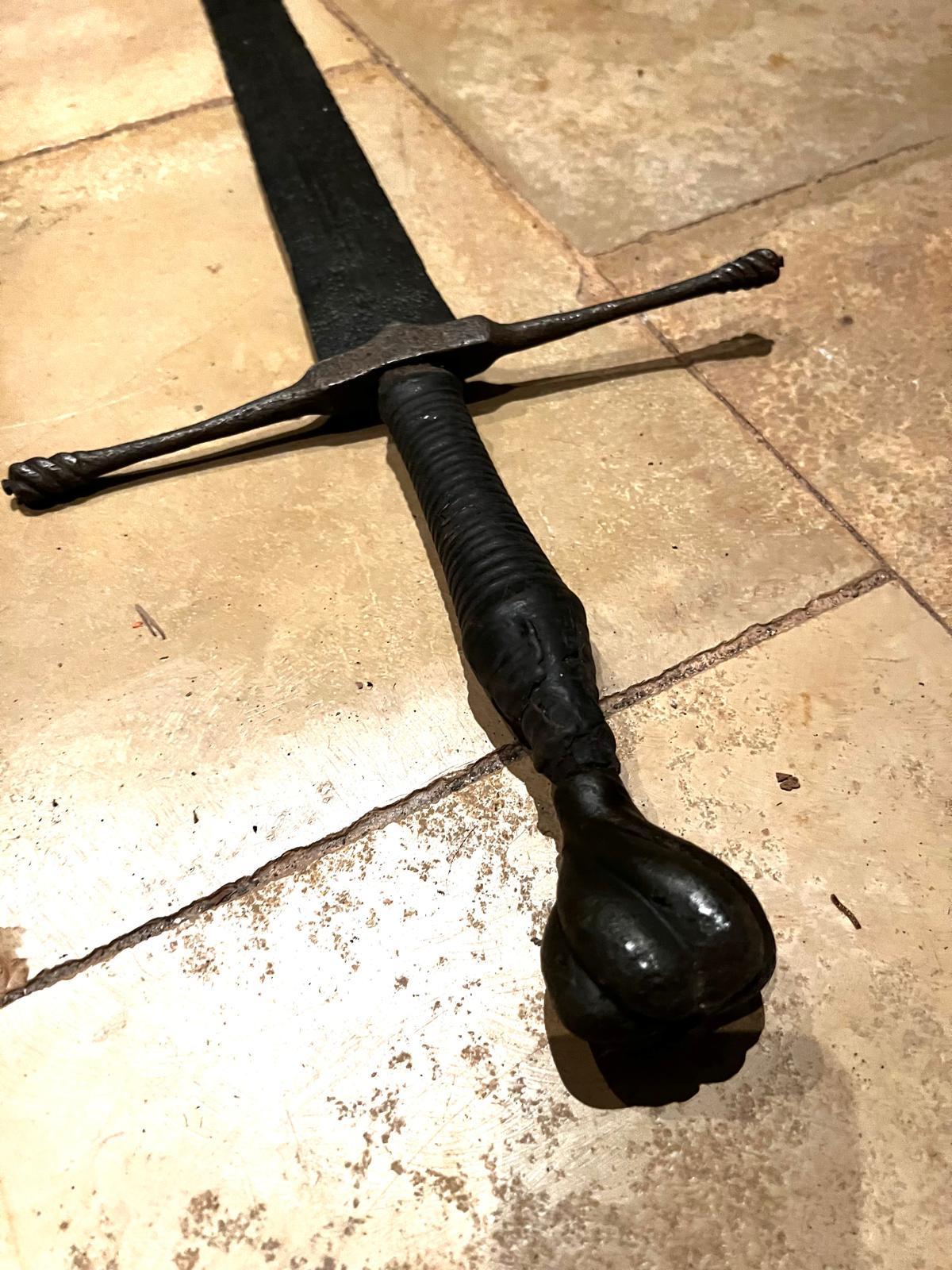 Rara e impresionante espada de mano y media (Zweihänder) del sur de Alemania que data de la primera mitad del siglo XVI. Esta auténtica arma de principios del Renacimiento está fabricada con una empuñadura de hierro que presenta un pomo de husillo