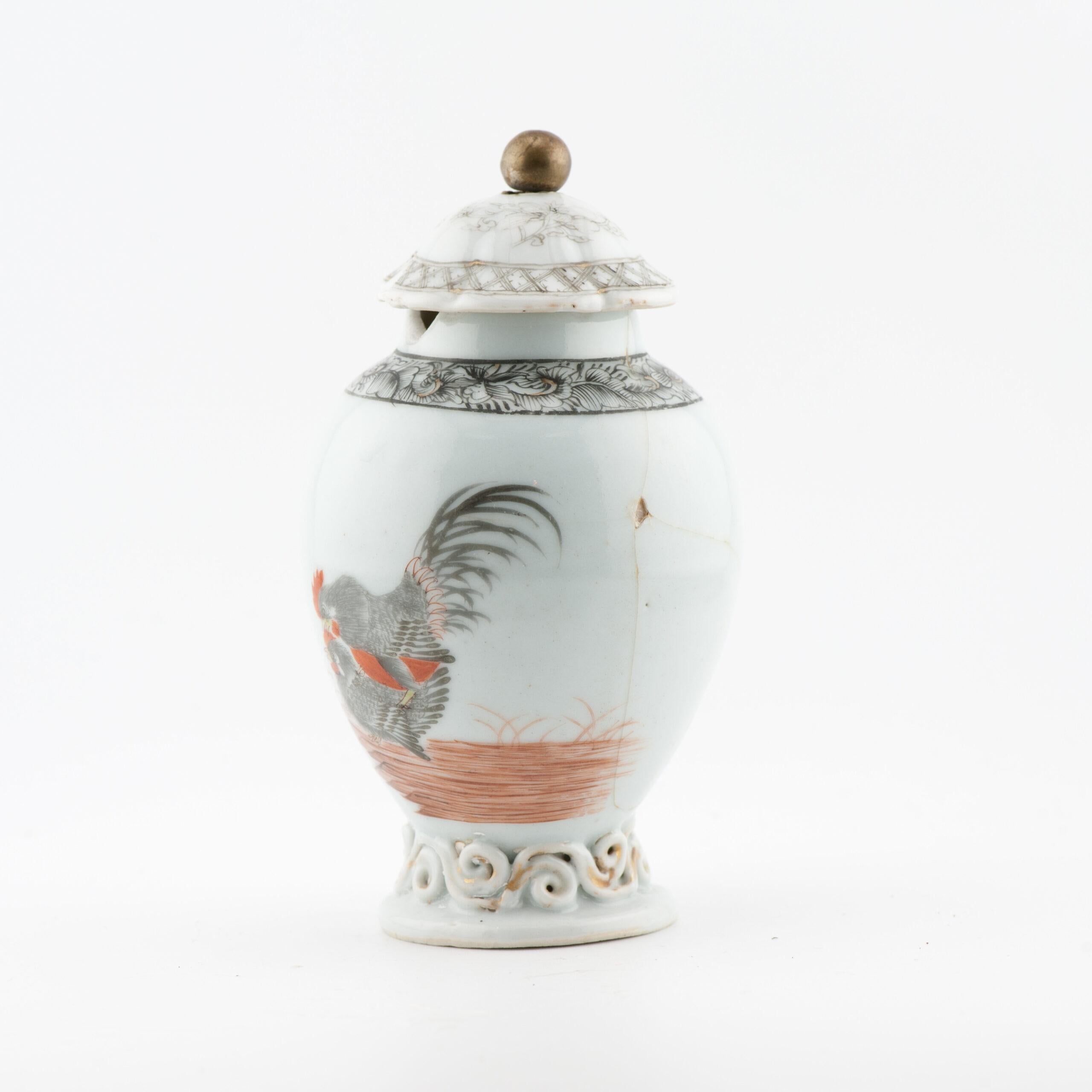 Un Caddy di porcellana cinese con una scena erotica
Periodo Yongzheng Qianlong
Fantastica e dettagliatissima decorazione in Grisaille/Encre de Chine

Polli che hanno rapporti sessuali.

Bellissimo pezzo per i collezionisti. Esempio di museo.

Encre