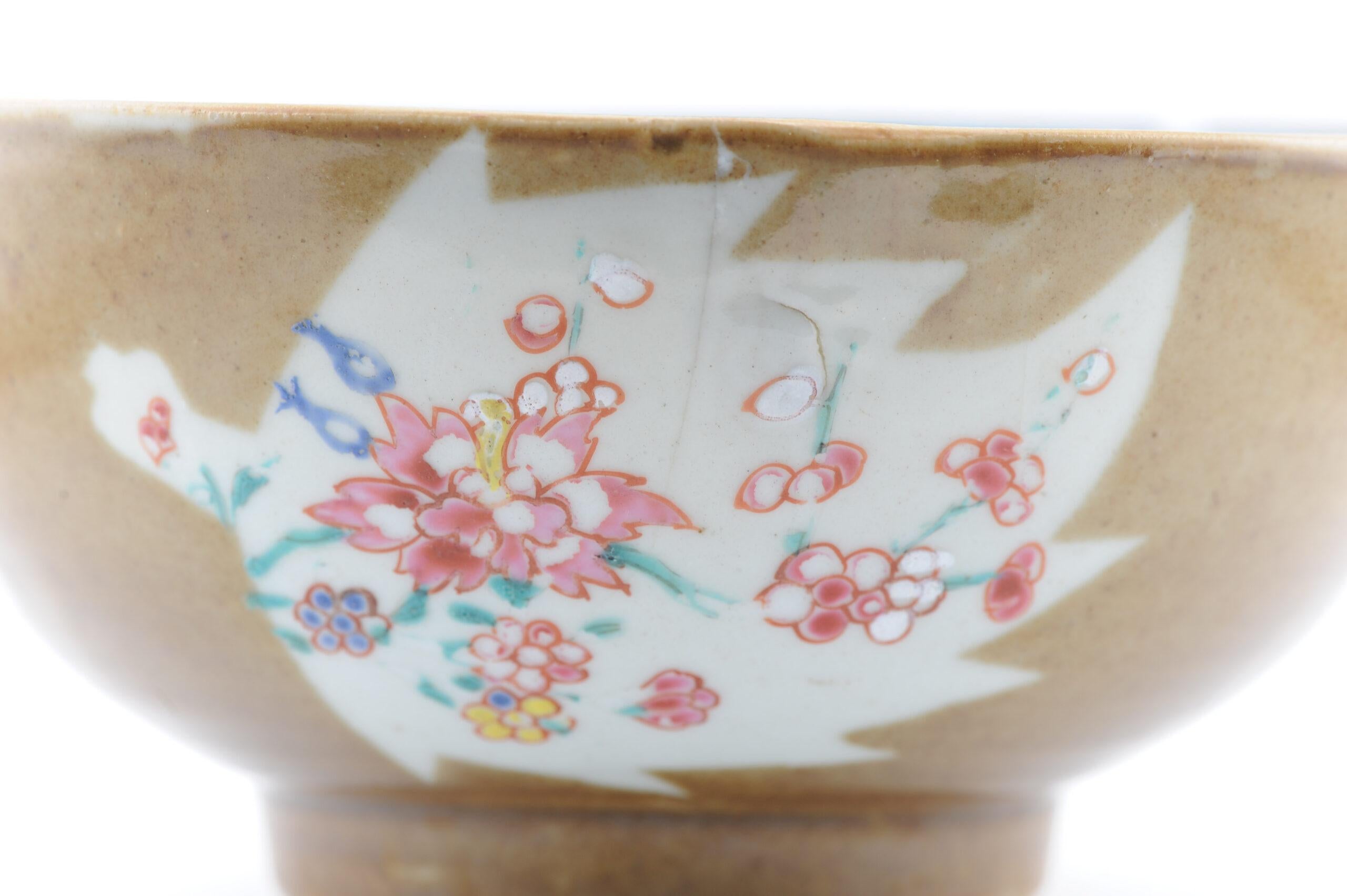 Rare et ancien bol à café au lait Fencai en porcelaine chinoise Kangxi/Yongzheng 18C en vente 4